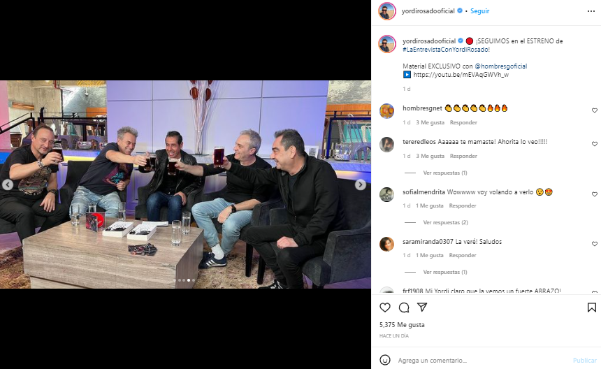 Durante la entrevista, el grupo español degustó una cerveza (Foto: Instagram/@yordirosadooficial)