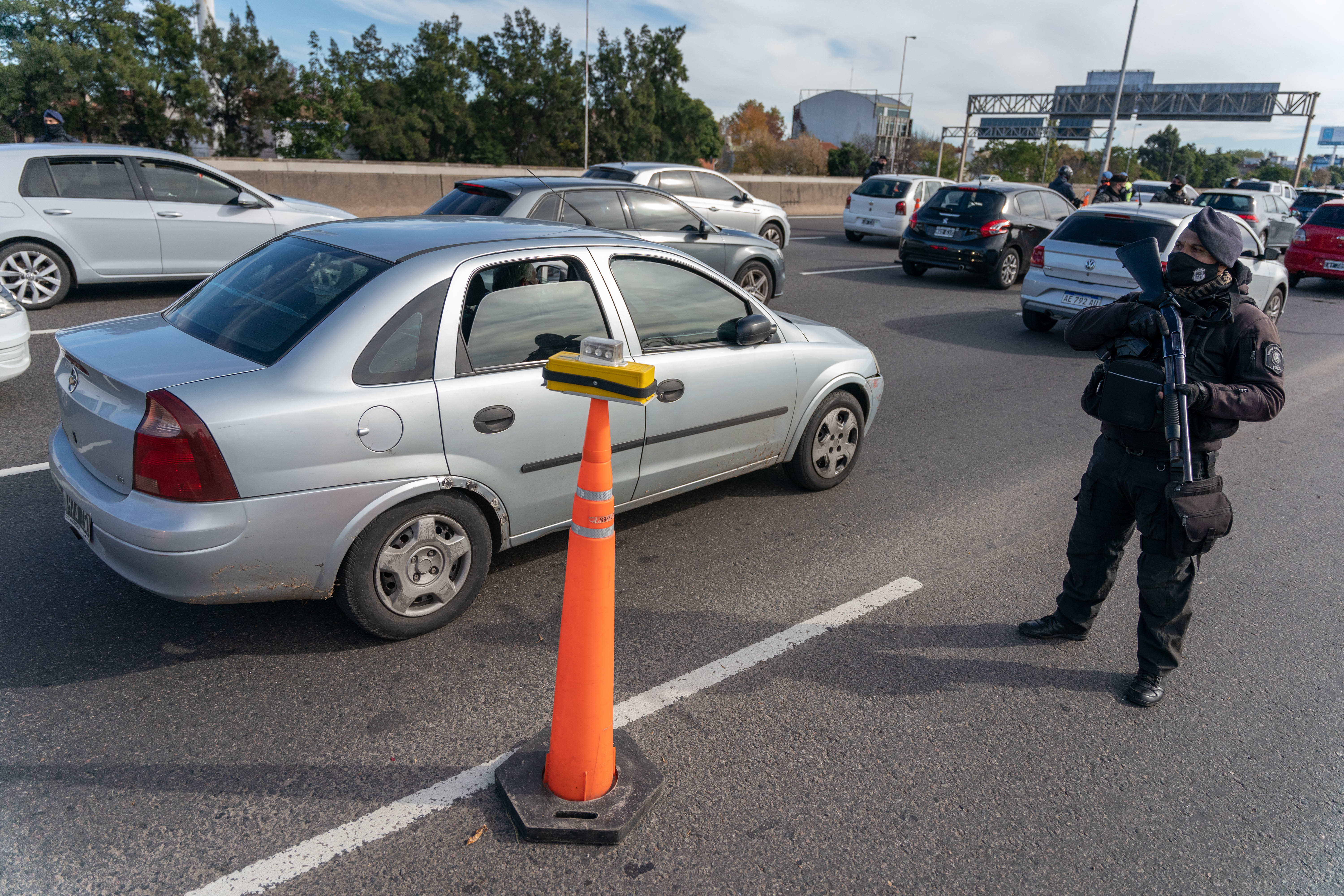 Uno de los retenes de la Policía bonaerense en la autopista Panamericana durante el confinamiento estricto. (Foto: Franco Fafasuli)