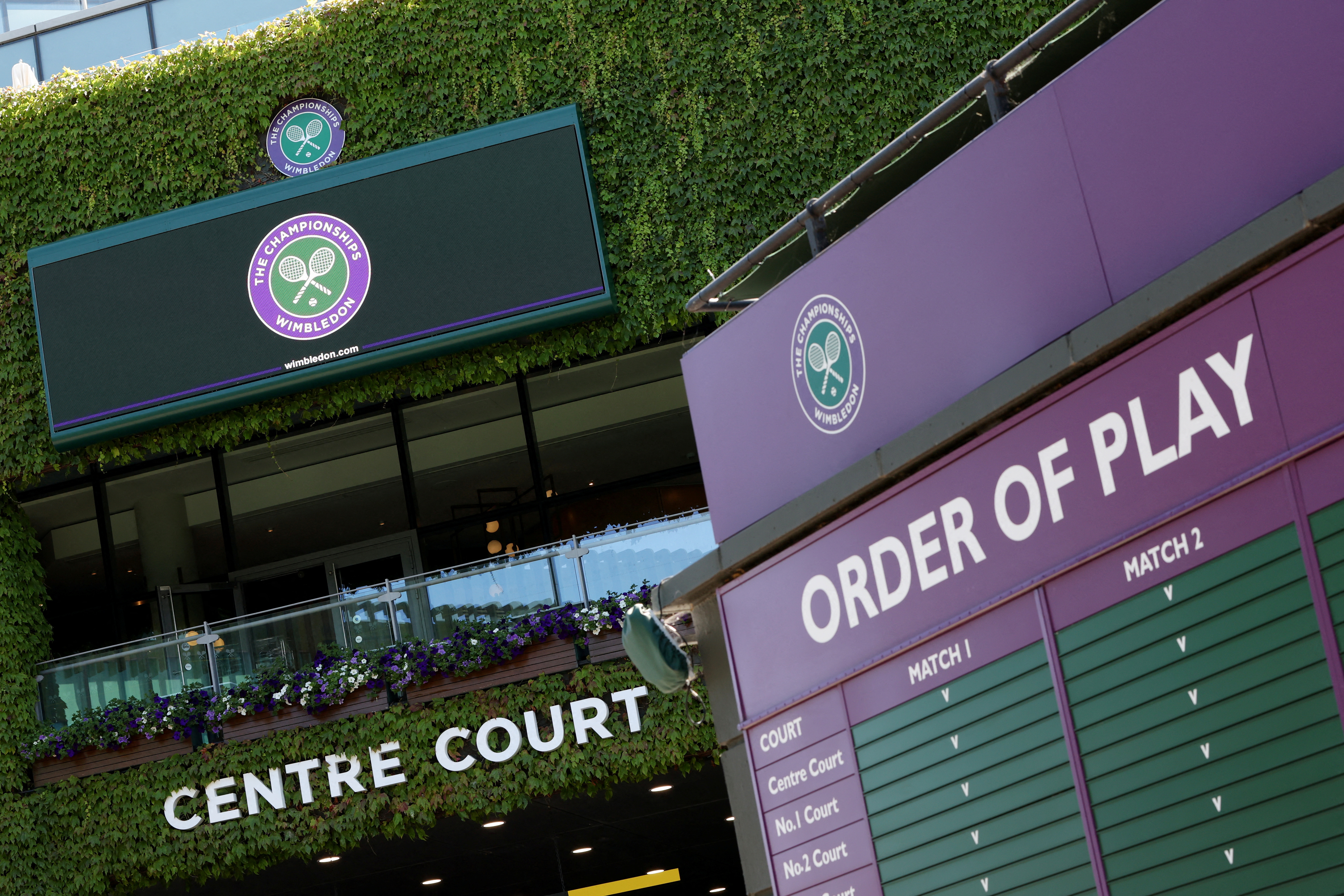 Wimbledon permitirá la participación de tenistas rusos y bielorrusos con bandera neutral (REUTERS)
