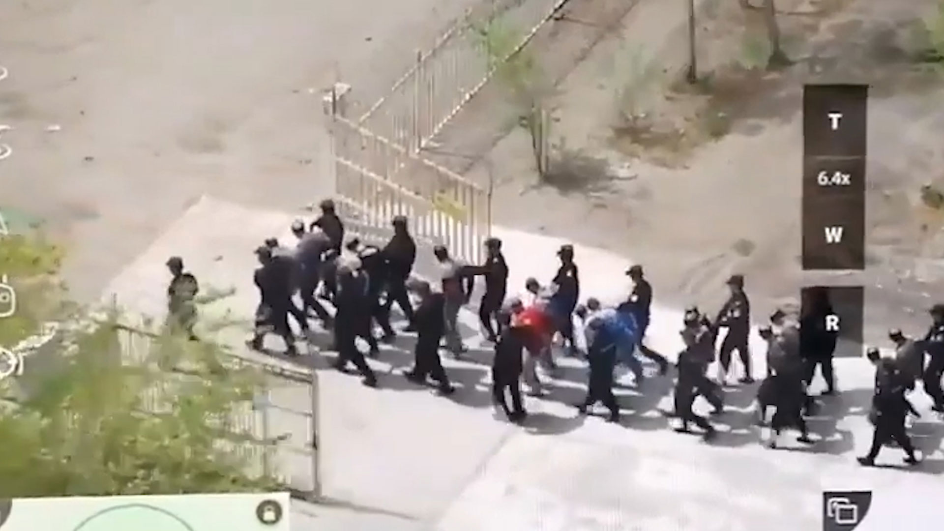 Traslado de prisioneros uigurs dentro de uno de los centros de confinamiento.