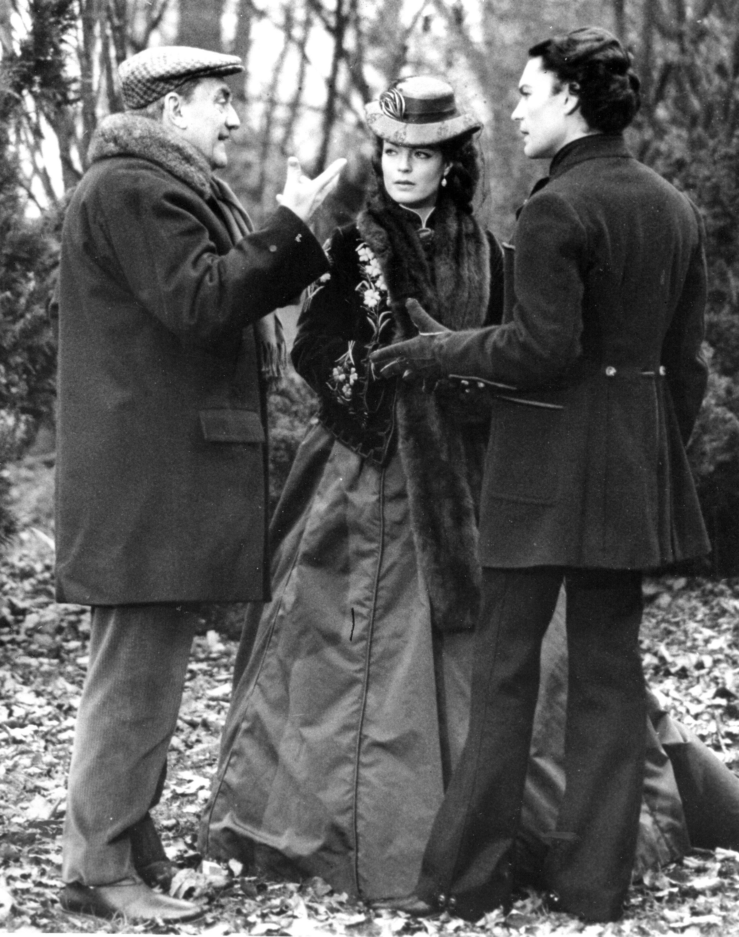 El director de cine italiano Luchino Visconti, a la izquierda, da las últimas instrucciones al actor Helmut Berger y a la actriz Romy Schneider antes de filmar una escena de 'Ludwig' cerca de Munich, en Alemania, el 15 de abril de 1972 (Foto AP/Str, archivo)