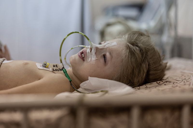 Dima, un niño de tres años herido durante el bombardeo de la ciudad ucraniana de Mariupol