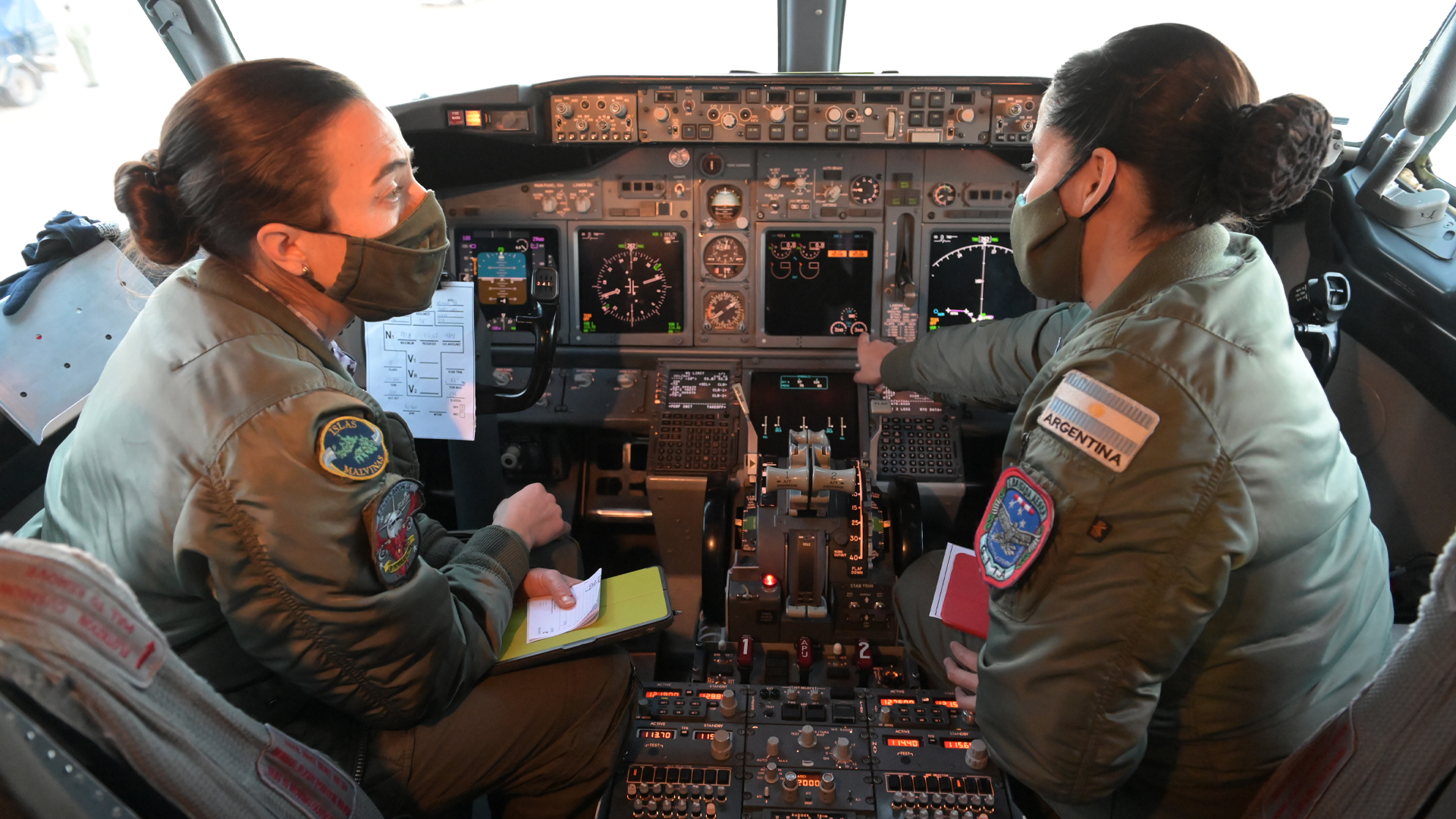 Mujeres en acción: Analía Amaral y Vanesa Farías en la cabina del nuevo Boeing 737 "Islas Malvinas". Foto: Fernando Calzada.