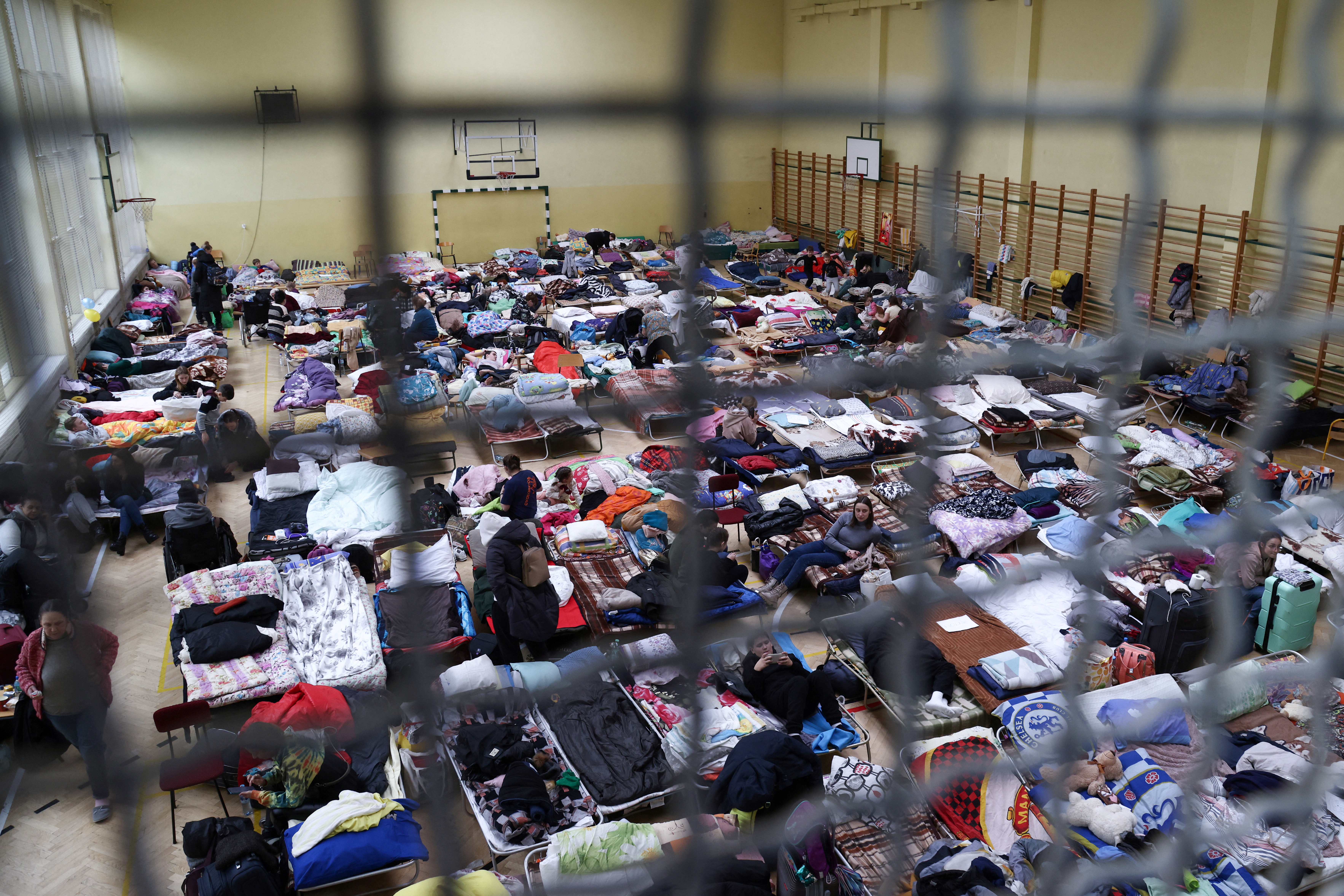 Niños refugiados en Polonia. Los desplazados internos también podrían dirigirse en los próximos días hacia las fronteras (Reuters)