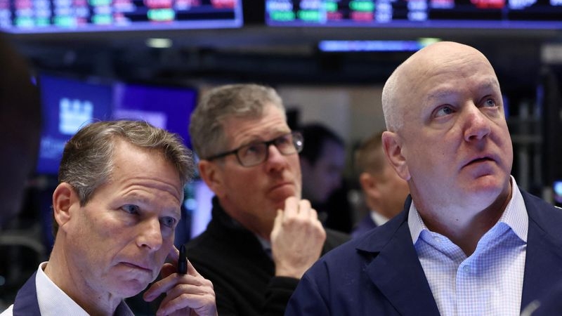 Wall Street cerró con pérdidas una semana turbulenta: crecen los temores por la fragilidad de los bancos y una recesión