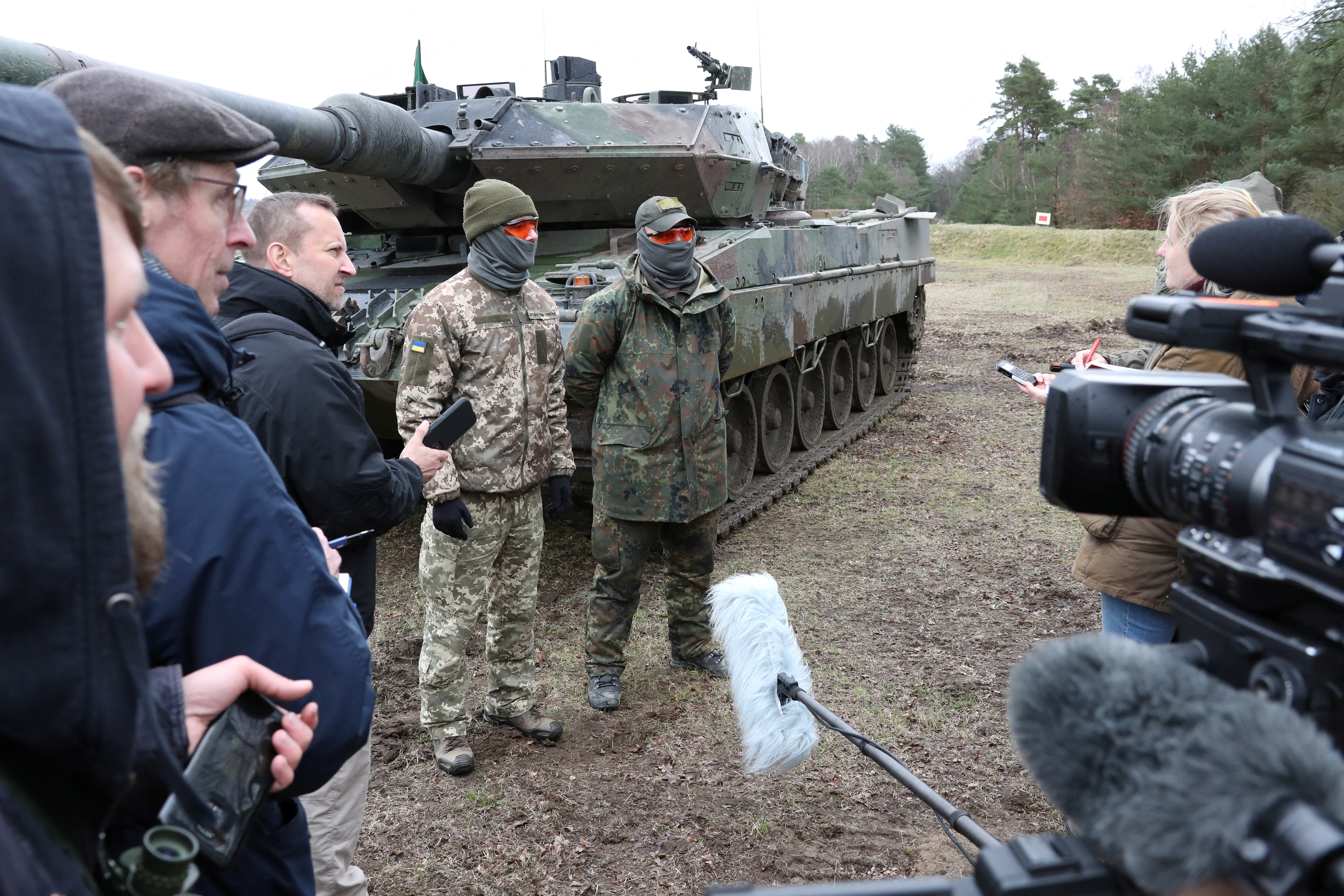 Soldados ucranianos entrenados en Alemania para el uso del tanque Leopard 2 (via Reuters)