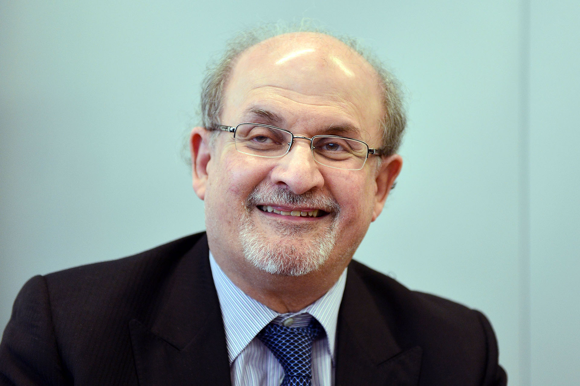 Activistas y disidentes responsabilizan al régimen de Irán por el ataque contra Salman Rushdie