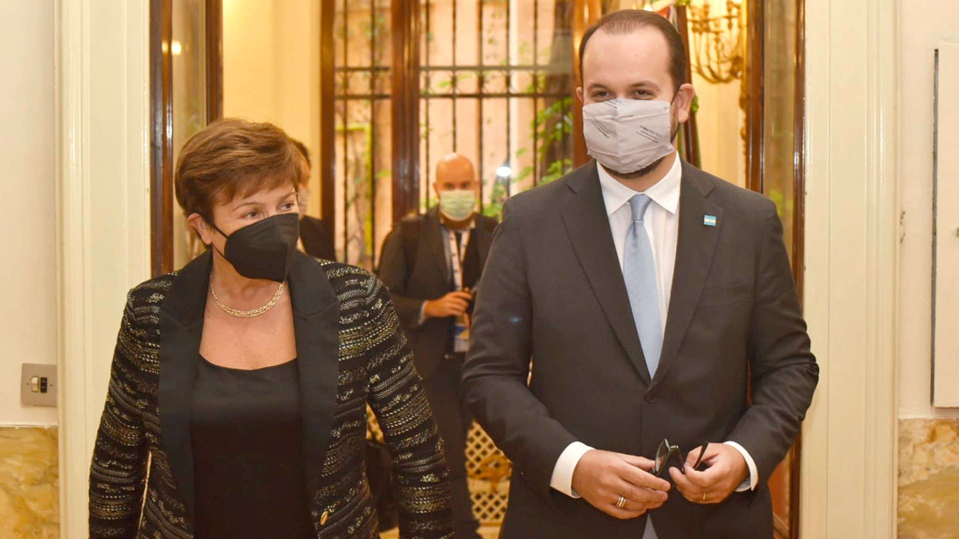 Carles acompañó a Georgieva hasta el despacho donde se lleva a cabo la reunión con el Presidente