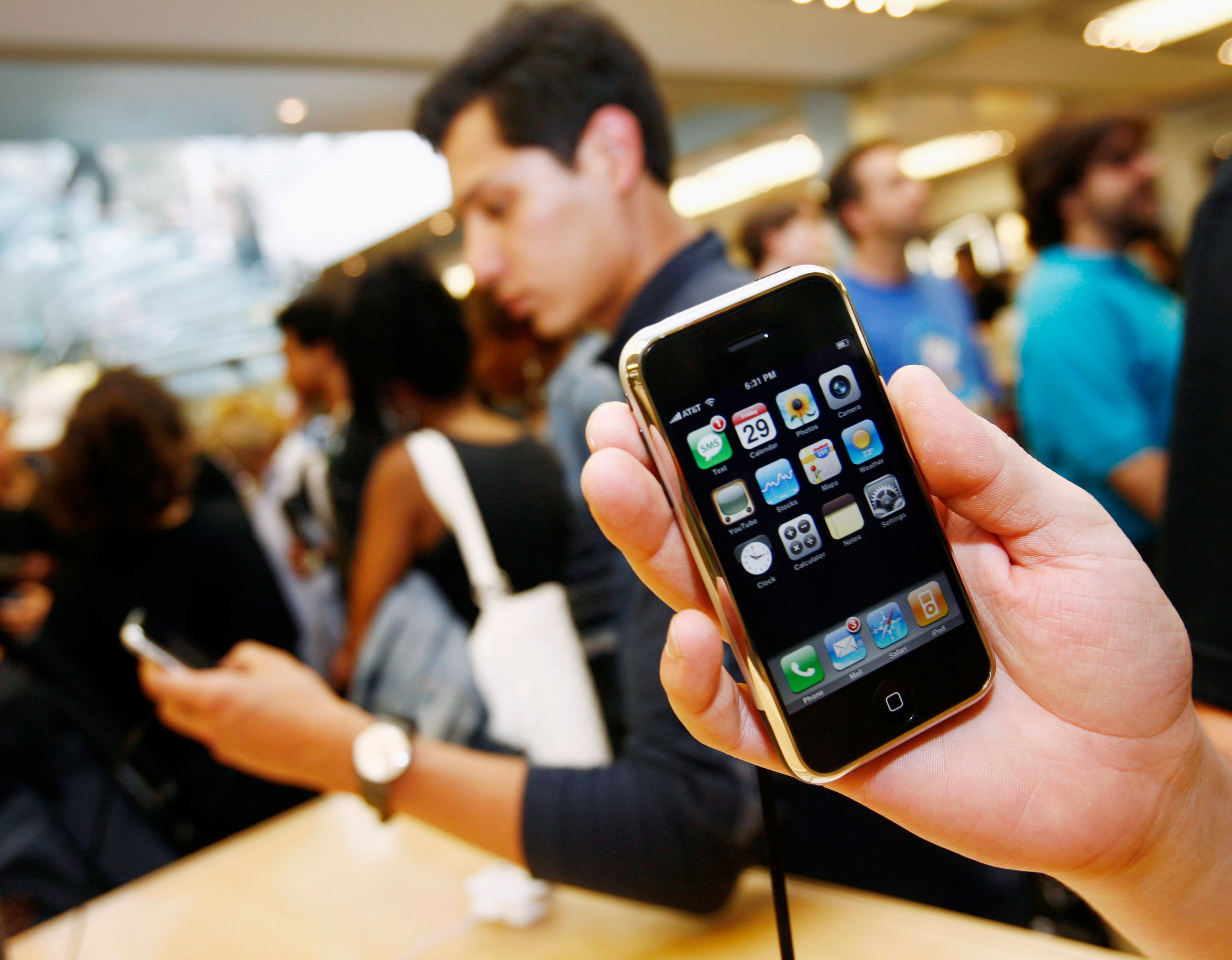 El primer iPhone en una tienda de Nueva York, tras su lanzamiento en 2007. El teléfono inteligente marcó un antes y un después para la empresa (REUTERS/Shannon Stapleton/archivo)