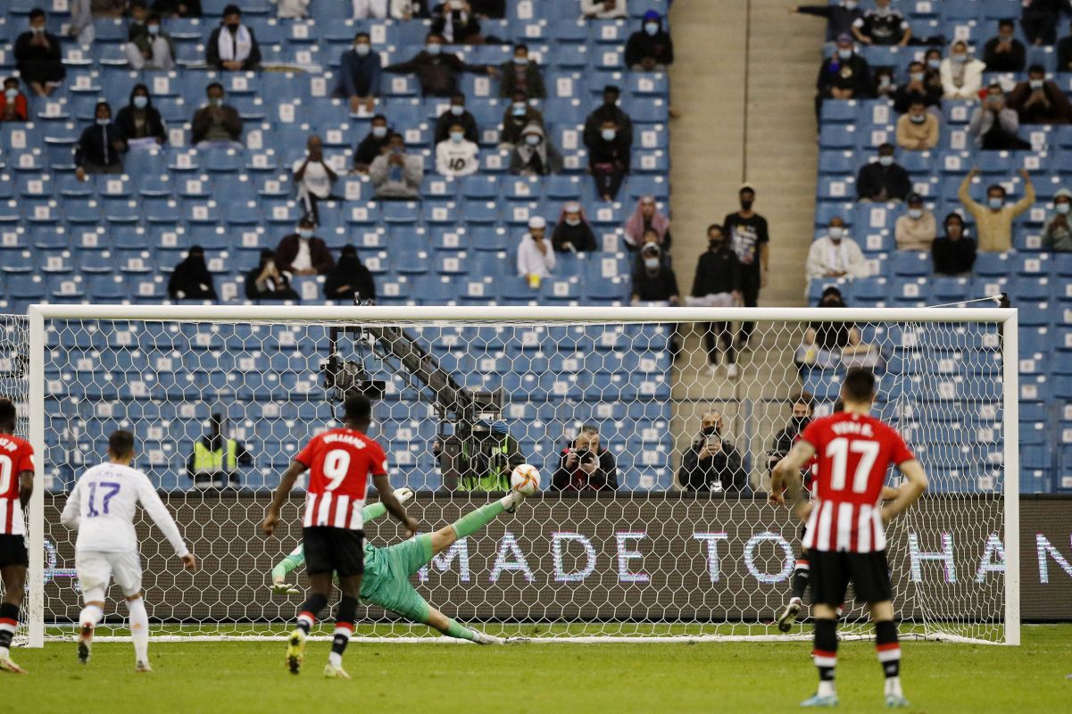 Real Madrid vs Athletic Club: Courtois y ataja penal con el pie la final de la Supercopa de España (Foto: Reuters)