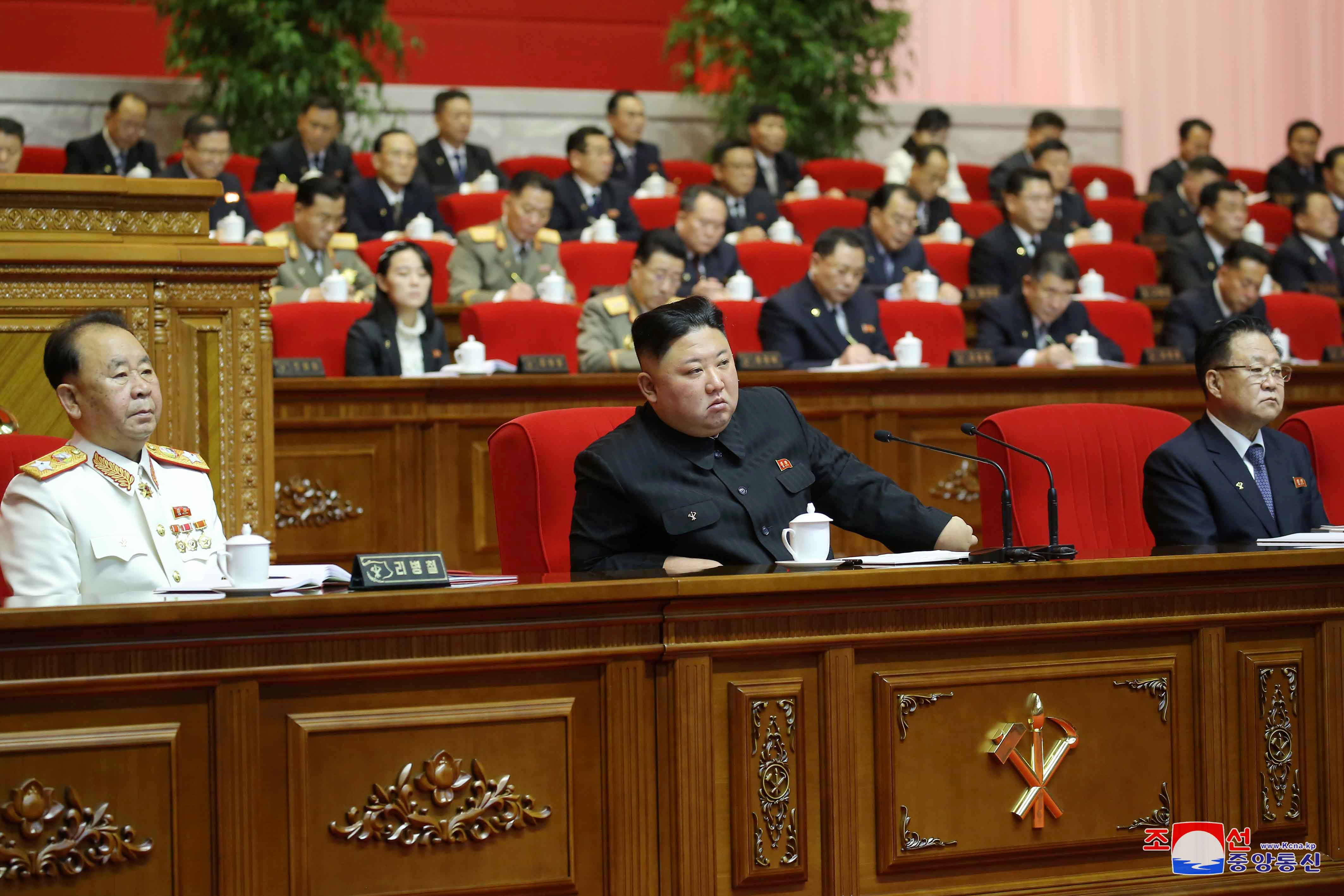 El dictador norcoreano Kim Jong-un asiste al 8 ° Congreso del Partido de los Trabajadores en Pyongyang, Corea del Norte. Detrás puede verse a su hermana, Kim Yo-jong (Reuters)
