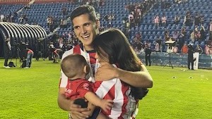 Jesús “Tepa” González, futbolista del Tapatío, propuso matrimonio en pleno festejo del título de Campeón de Campeones 