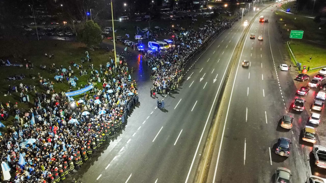 El gesto del plantel de la selecci&oacute;n argentina con la gente en su recorrida desde el aeropuerto hasta el predio de Ezeiza