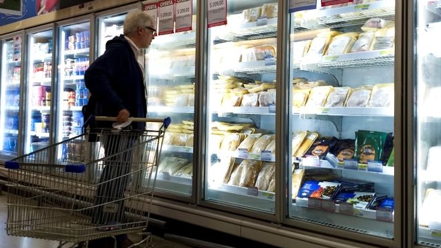 El Gobierno volvió a regular la exhibición de productos en los supermercados. REUTERS/Agustin Marcarian