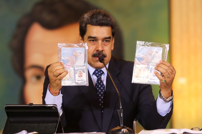 Nicolás Maduro muestra documentos durante una conferencia de prensa virtual en Caracas, Venezuela. 6 de mayo de 2020. Palacio de Miraflores/vía REUTERS