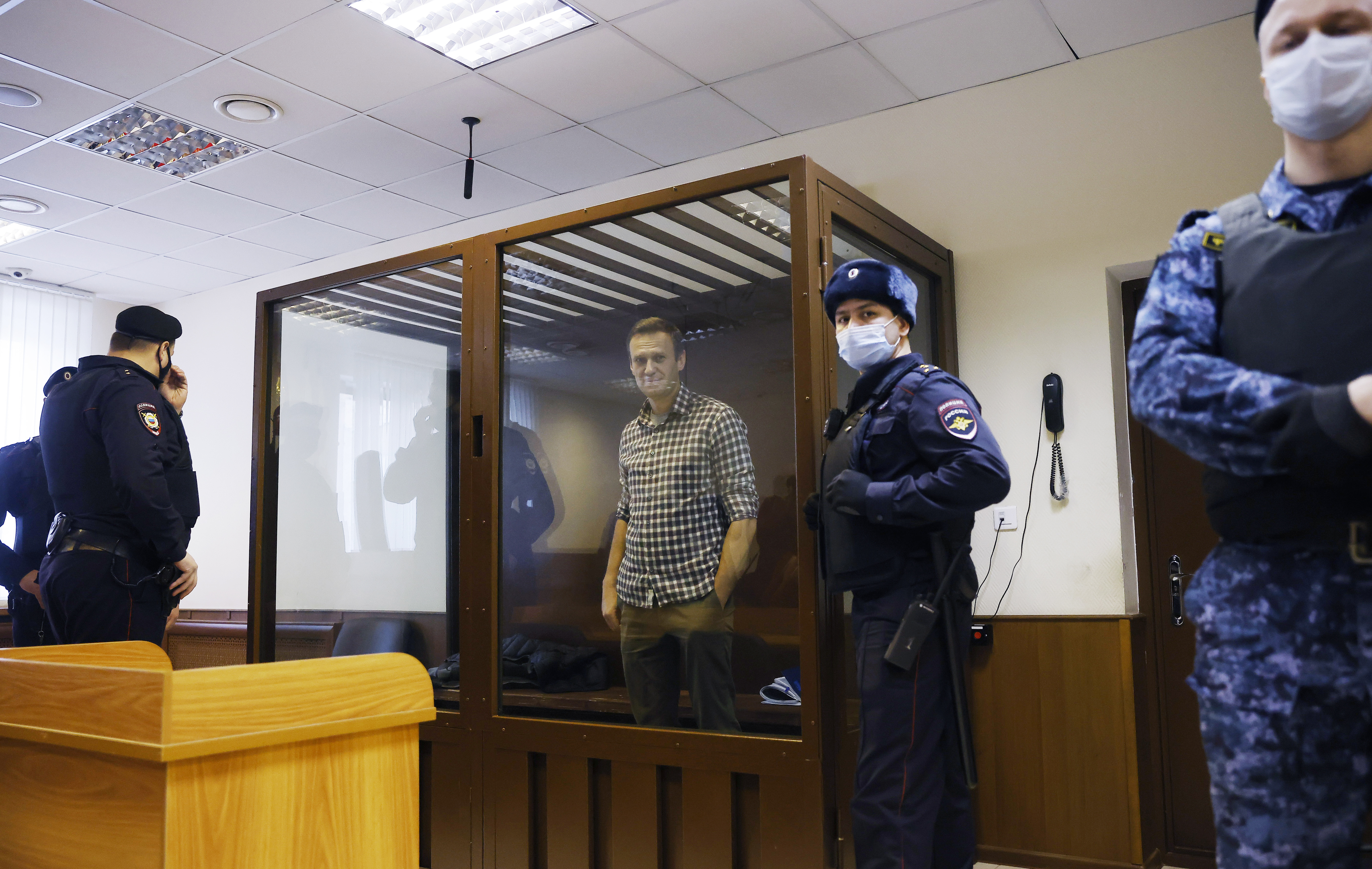 Foto de archivo: El líder de la oposición rusa Alexei Navalny asiste a una audiencia para considerar una apelación en Moscú, Rusia, el 20 de febrero de 2021. REUTERS/Maxim Shemetov