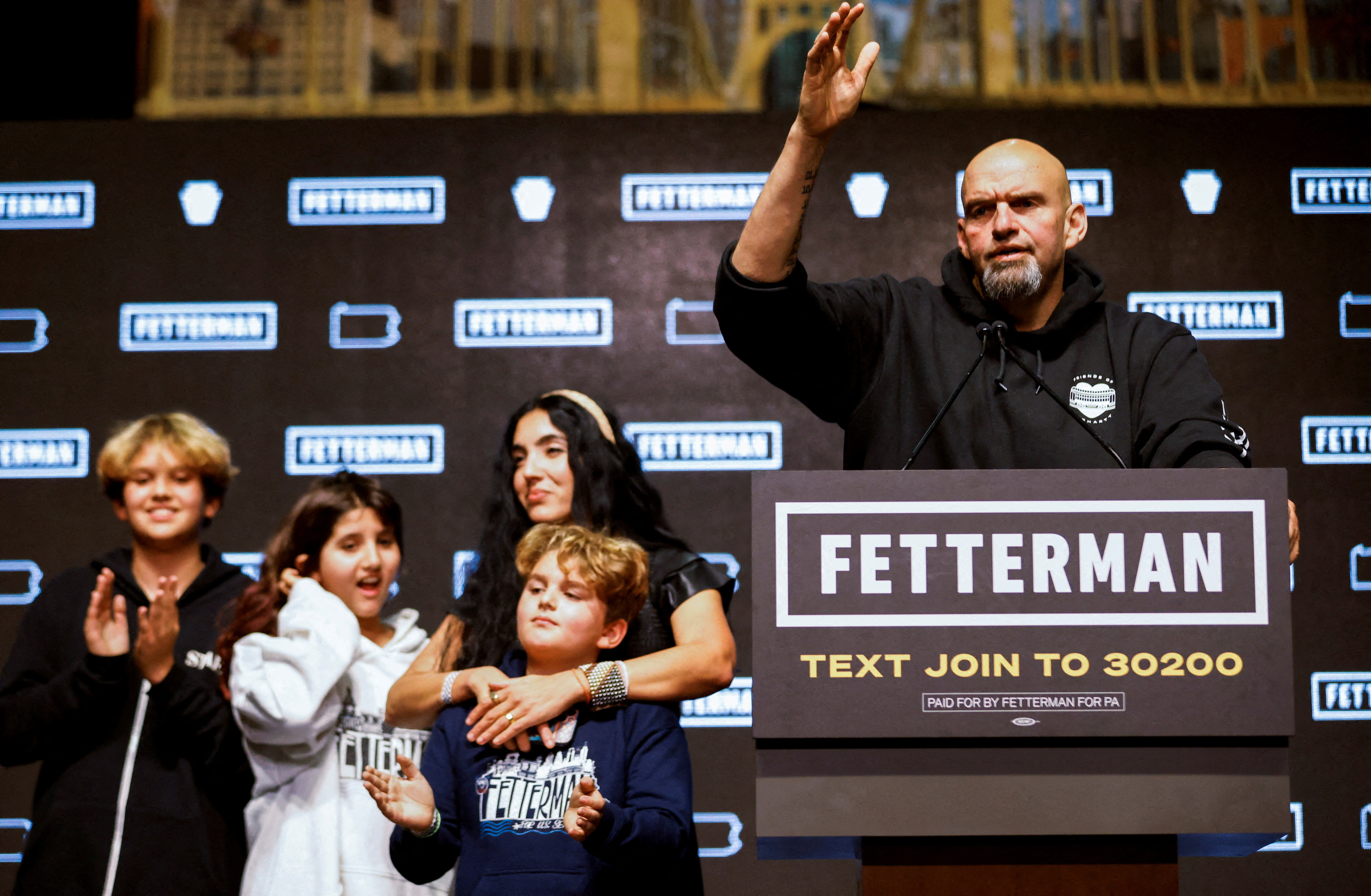 Fetterman junto a su esposa Gisele Fetterman y sus hijos (Reuters)