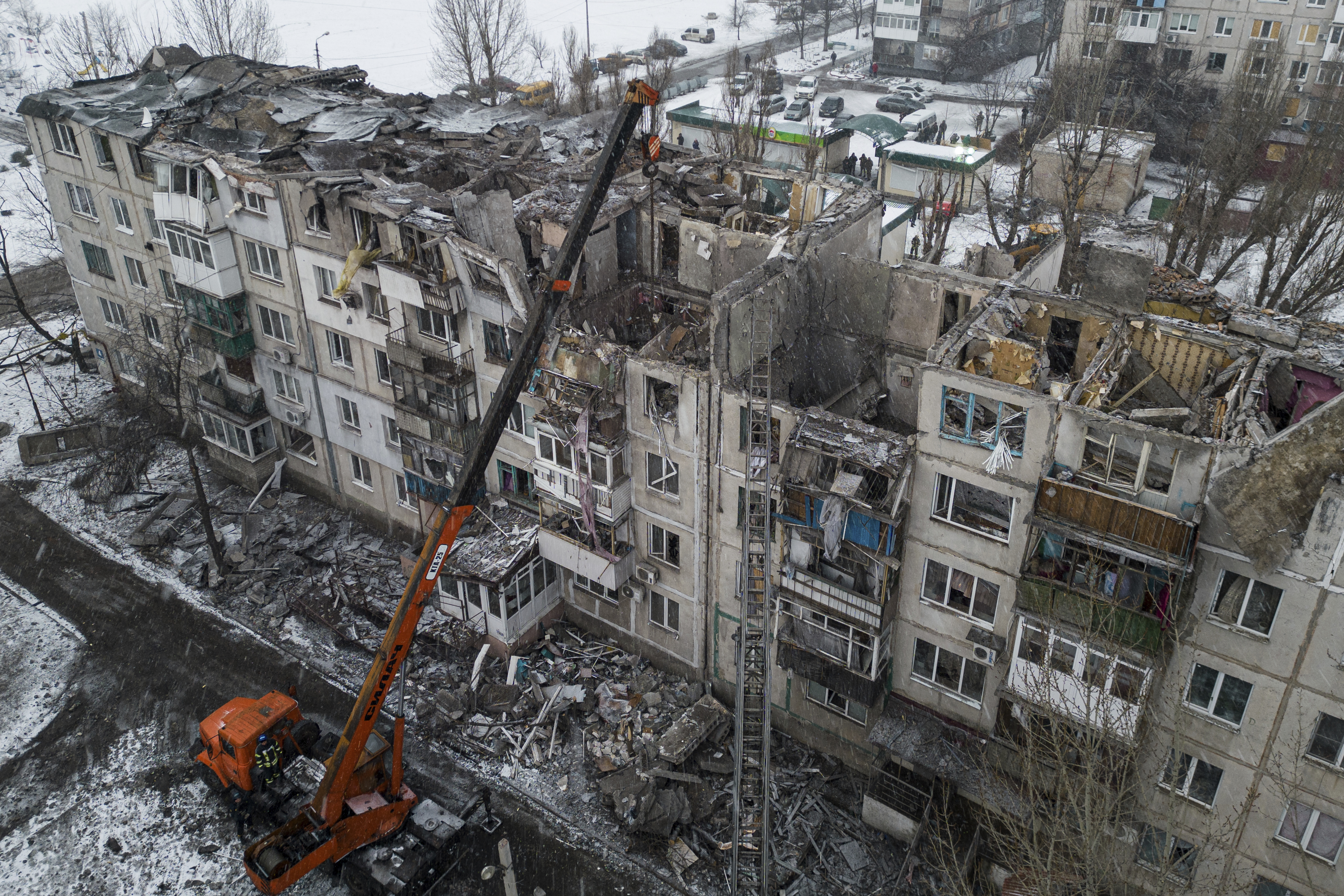 Foto de archivo: Equipos con maquinaria pesada retiran los escombros de un edificio residencial destruido por un cohete ruso en Pokrovsk, Ucrania, el 15 de febrero de 2023 (AP Foto/Evgeniy Maloletka)