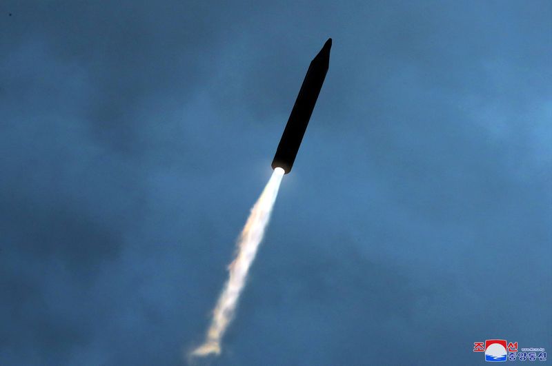 El lanzamiento de un misil se ve en un lugar no revelado en Corea del Norte, en esta foto sin fecha publicada el 10 de octubre de 2022 por la Agencia Central de Noticias de Corea del Norte (KCNA). KCNA vía REUTERS