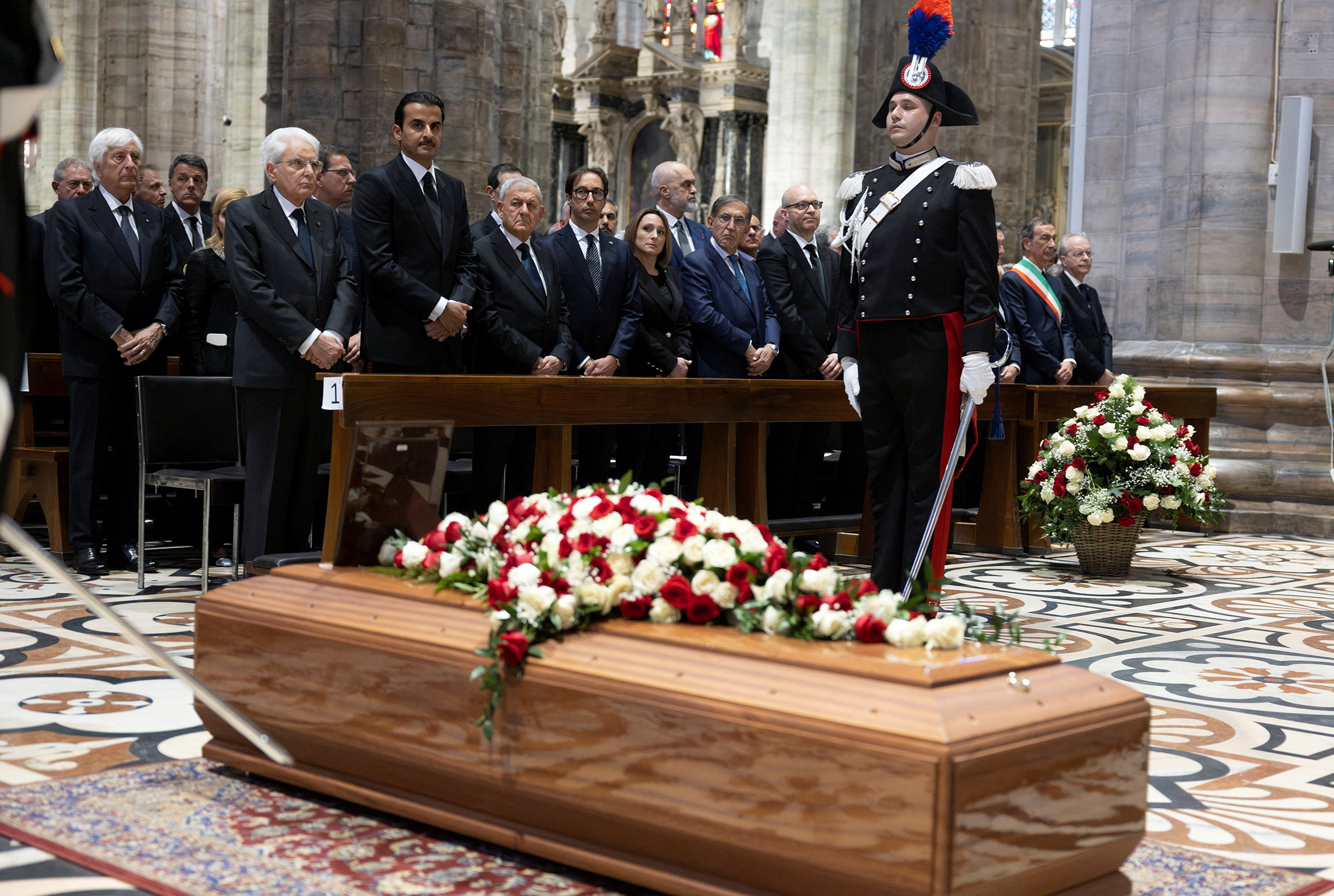 El presidente italiano, Sergio Mattarella, junto al féretro de Berlusconi en la Catedral del Duomo de Milán (REUTERS)