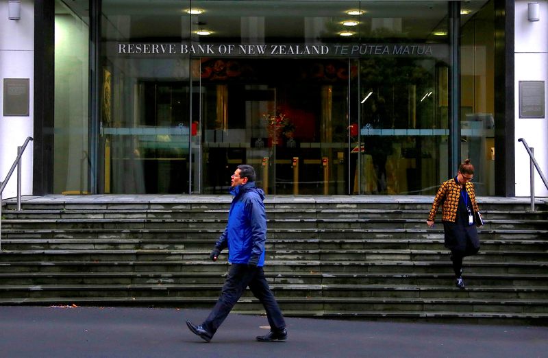 FOTO DE ARCHIVO: Peatones caminan cerca de la entrada principal del Banco de la Reserva de Nueva Zelanda en el centro de Wellington, Nueva Zelanda, 3 de julio de 2017.   REUTERS/David Gray