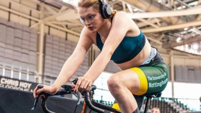 Emily Bridges comenzó hace un año su tratamiento hormonal y ha logrado competir en algunas pruebas del circuito británico