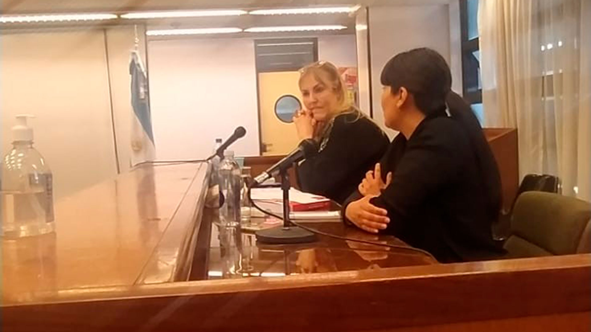 Carina Medina durante la última audiencia del juicio junto a su abogada Raquel Hermida