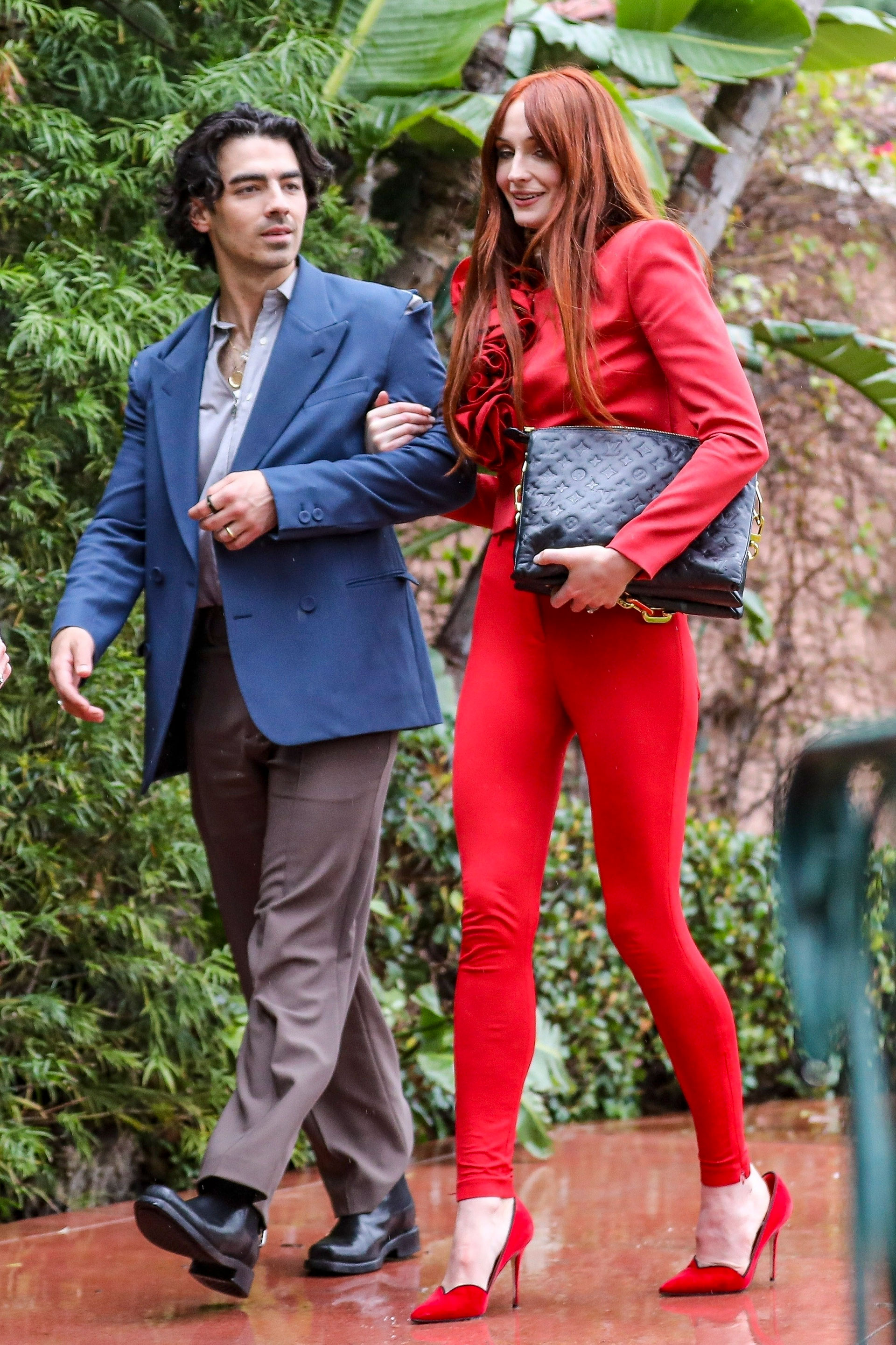 Sophie Turner deslumbró con su look luego de un show de Jonas Brothers en Hollywood: pantalón rojo que combinó con su camisa de satén y volados en su pecho. Estiletos del mismo color, y una cartera negra de cuero