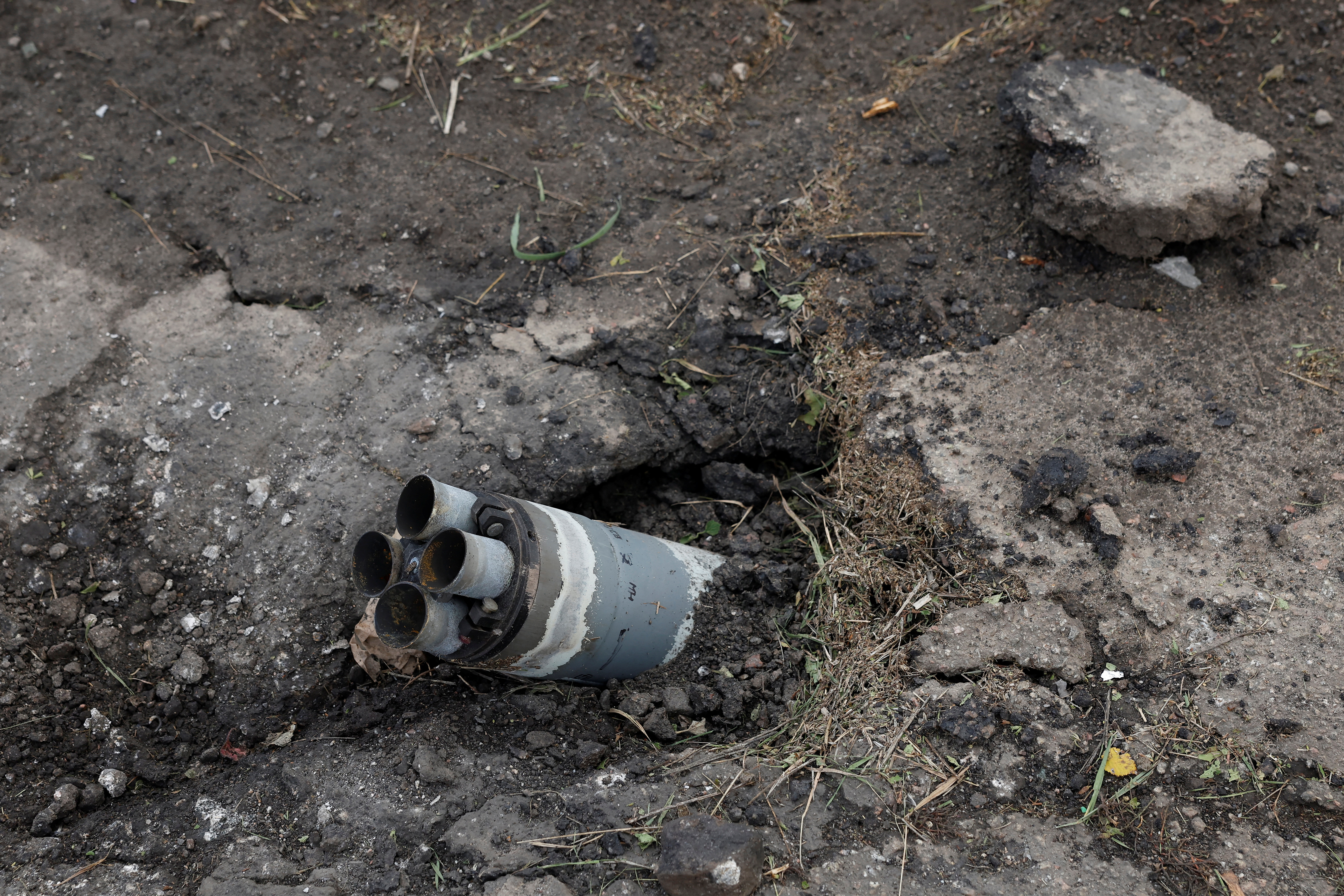 Un misil sin explotar se ve en el suelo cerca de la frontera rusa, en medio del ataque de Rusia a Ucrania, en la región de Kharkiv, Ucrania, 21 de octubre de 2022. REUTERS/Clodagh Kilcoyne