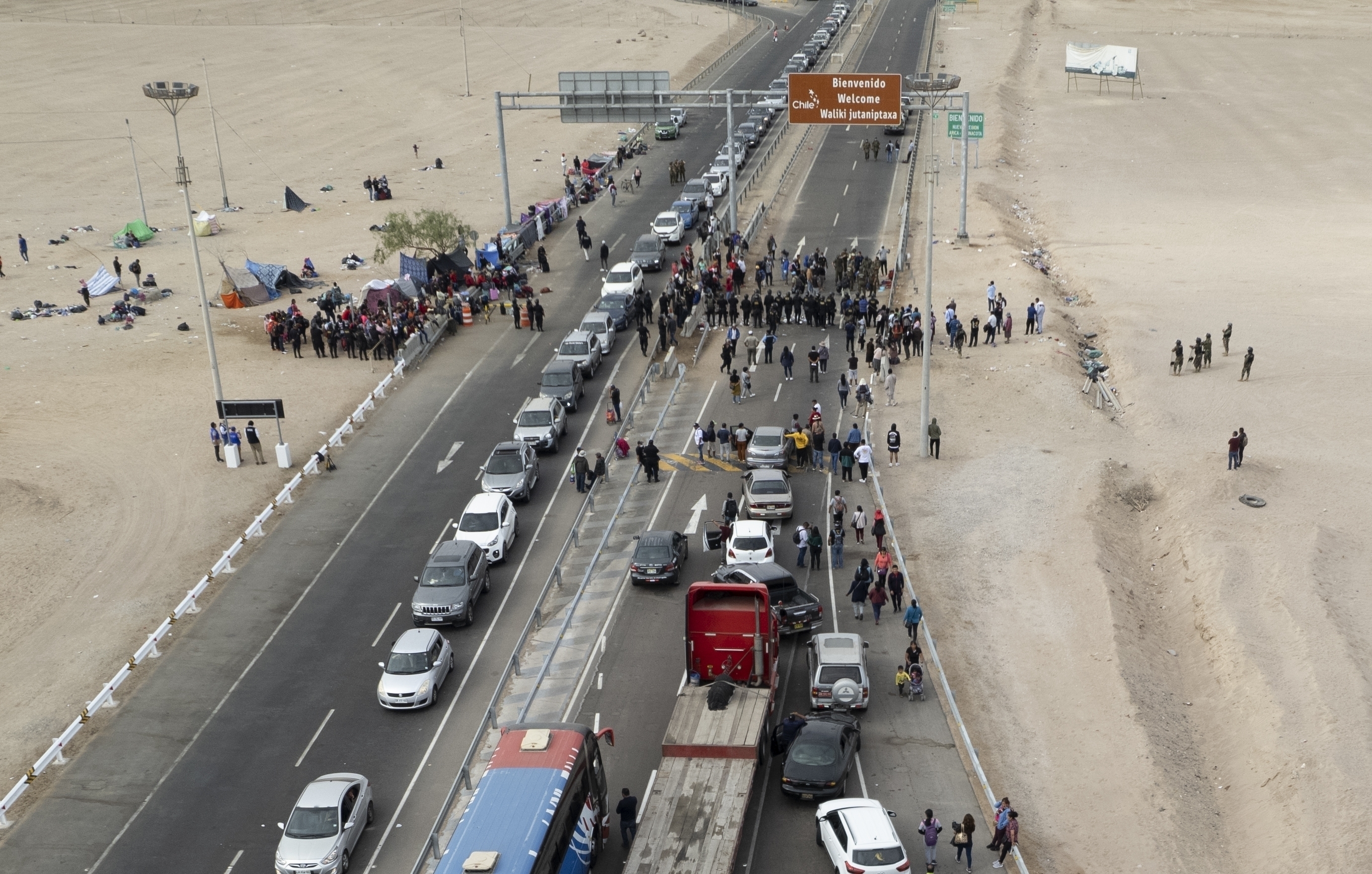 Camiones y autos están atascados mientras migrantes venezolanos bloquean la entrada a Chile en la frontera peruana con Chile, en Tacna, Perú, el sábado 29 de abril de 2023 (Foto AP/Martín Mejía)