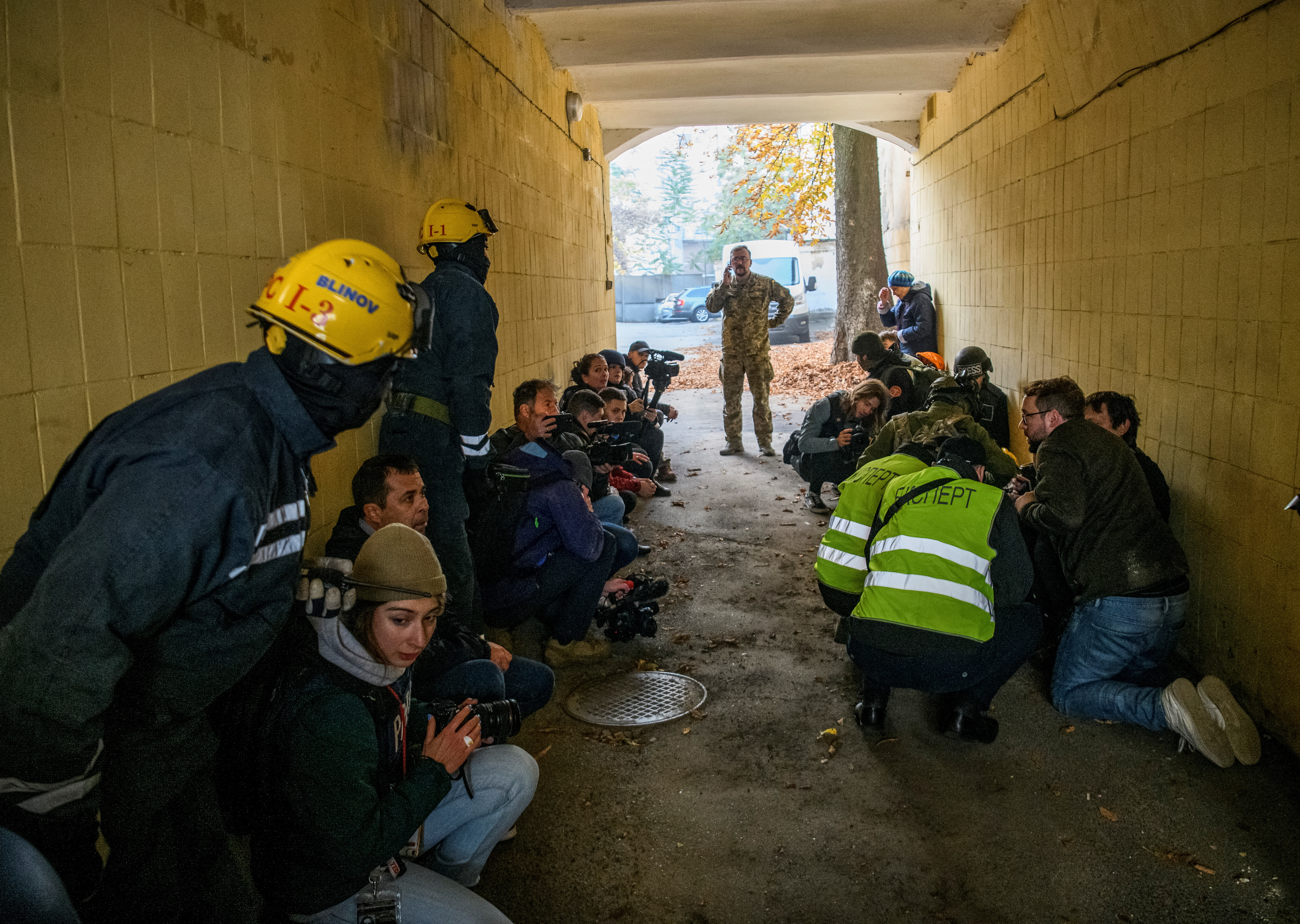 Las personas rescatadas, los periodistas y los policías se refugian cuando suena una sirena de ataque aéreo (EUTERS/Vladyslav Musiienko)