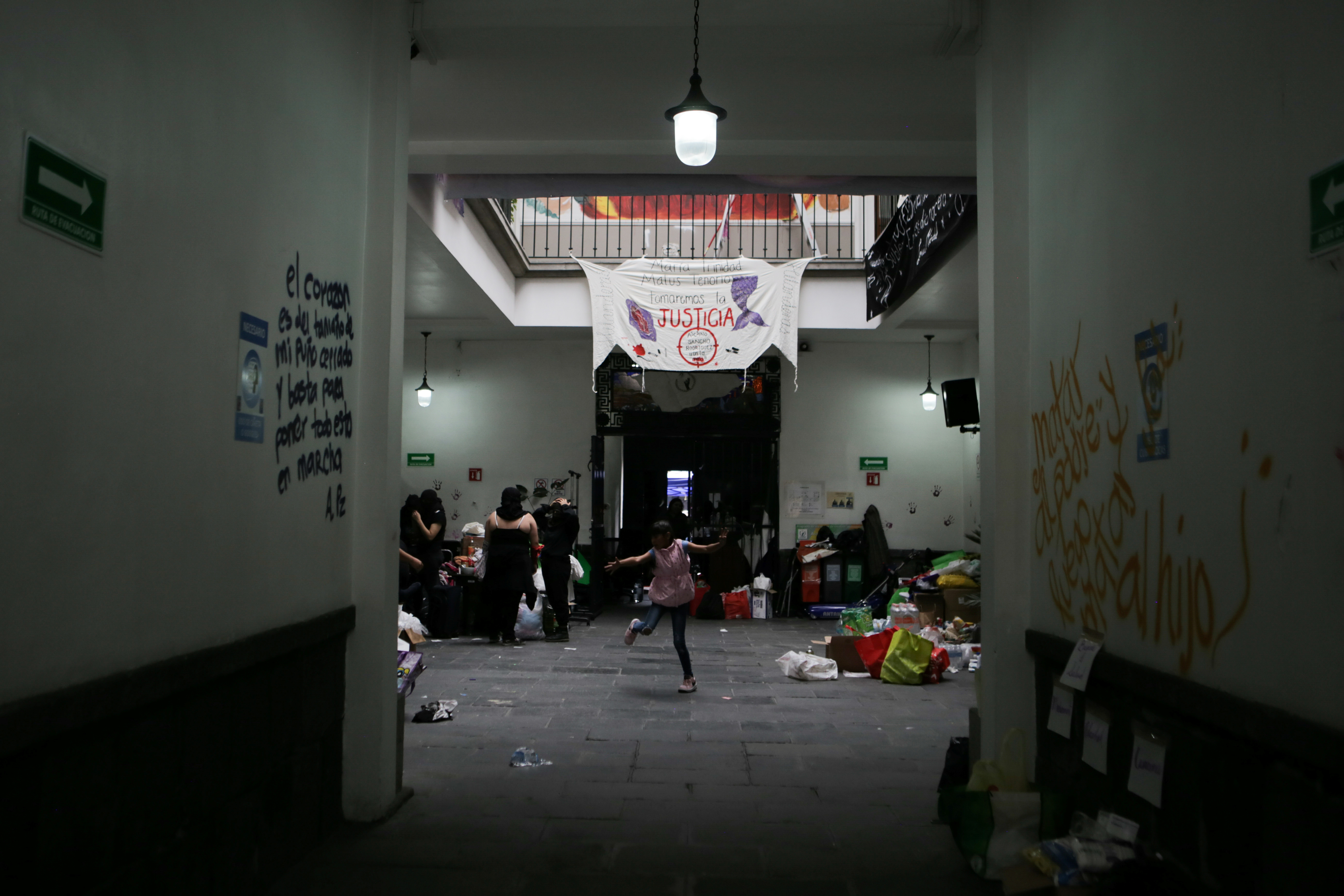 Una integrante de un colectivo feminista baila dentro de las instalaciones del edificio de la Comisión Nacional de Derechos Humanos, en apoyo a las víctimas de violencia de género, en la Ciudad de México, México, 10 de septiembre de 2020. Fotografía tomada el 10 de septiembre de 2020.