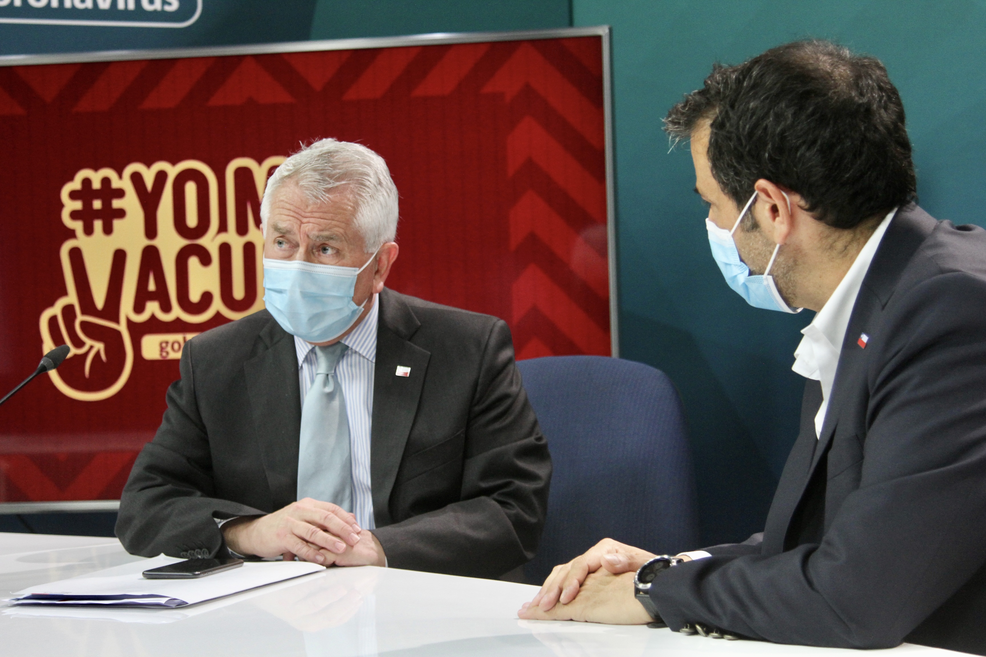 Los ministros chilenos, Enrique Paris (Salud) y Rodrigo Delgado (Interior) hicieron un balance de la jornada de vacunación del miércoles y jueves.  La primera instancia masiva que se desarrolla en el país