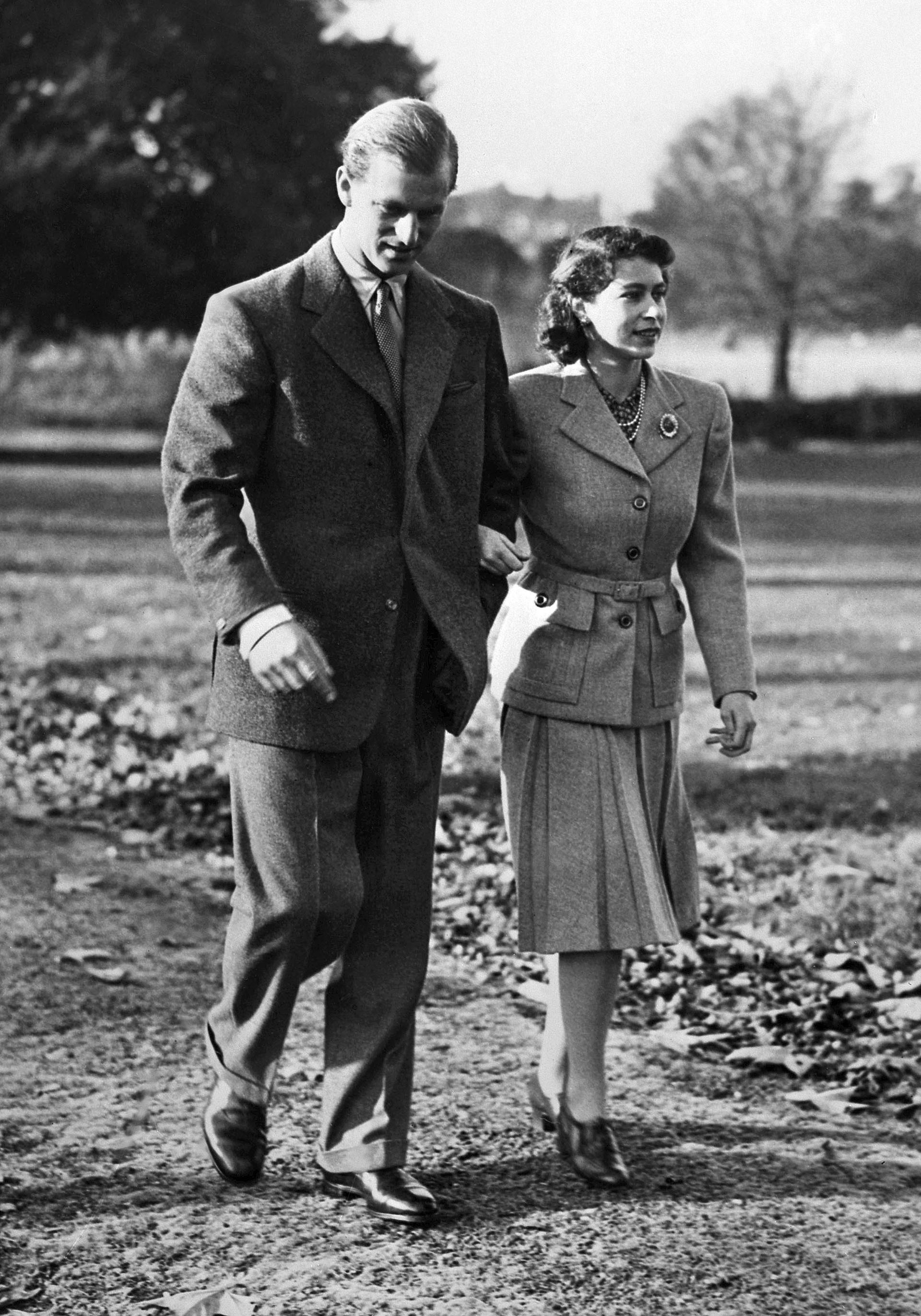 El 25 de noviembre de 1947, la princesa Isabel de Gran Bretaña y el príncipe Felipe de Gran Bretaña, duque de Edimburgo, camina durante su luna de miel en la finca de Broadlands, Hampshire