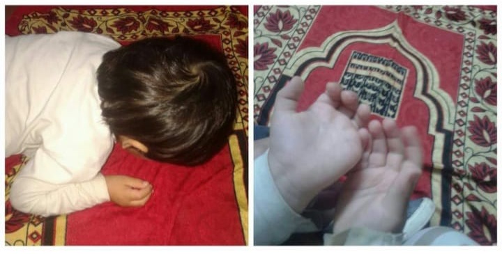 Hamza sobre la alfombra de su mamá donde ella reza. El pequeño muestra interés en el Islam 