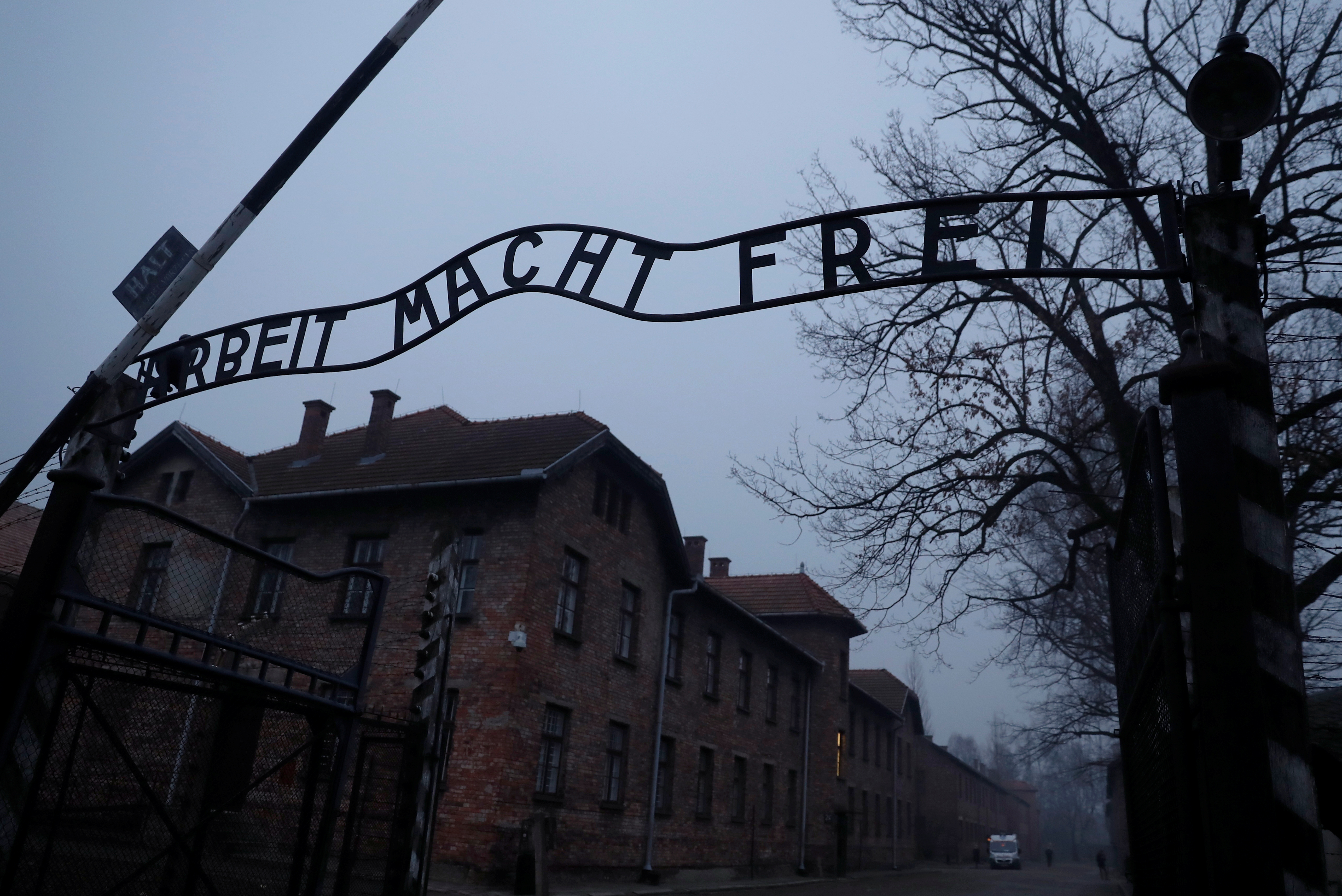 "El trabajo los hará libres", dice el cartel de hierro a la entrada de Auschwitz (REUTERS/Kacper Pempel)