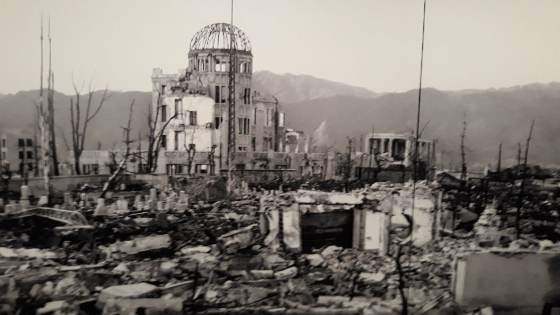 El edificio conocido como Cúpula Genbaku luego de la explosión atómica. En medio de la devastación, yacía otro drama: de los 200 médicos registrados en Hiroshima, habían sobrevivido sólo 20. Y de las 1680 enfermeras que podrían haber ayudado a las decenas de miles de heridos, sólo habían sobrevivido 150 (Getty Images)