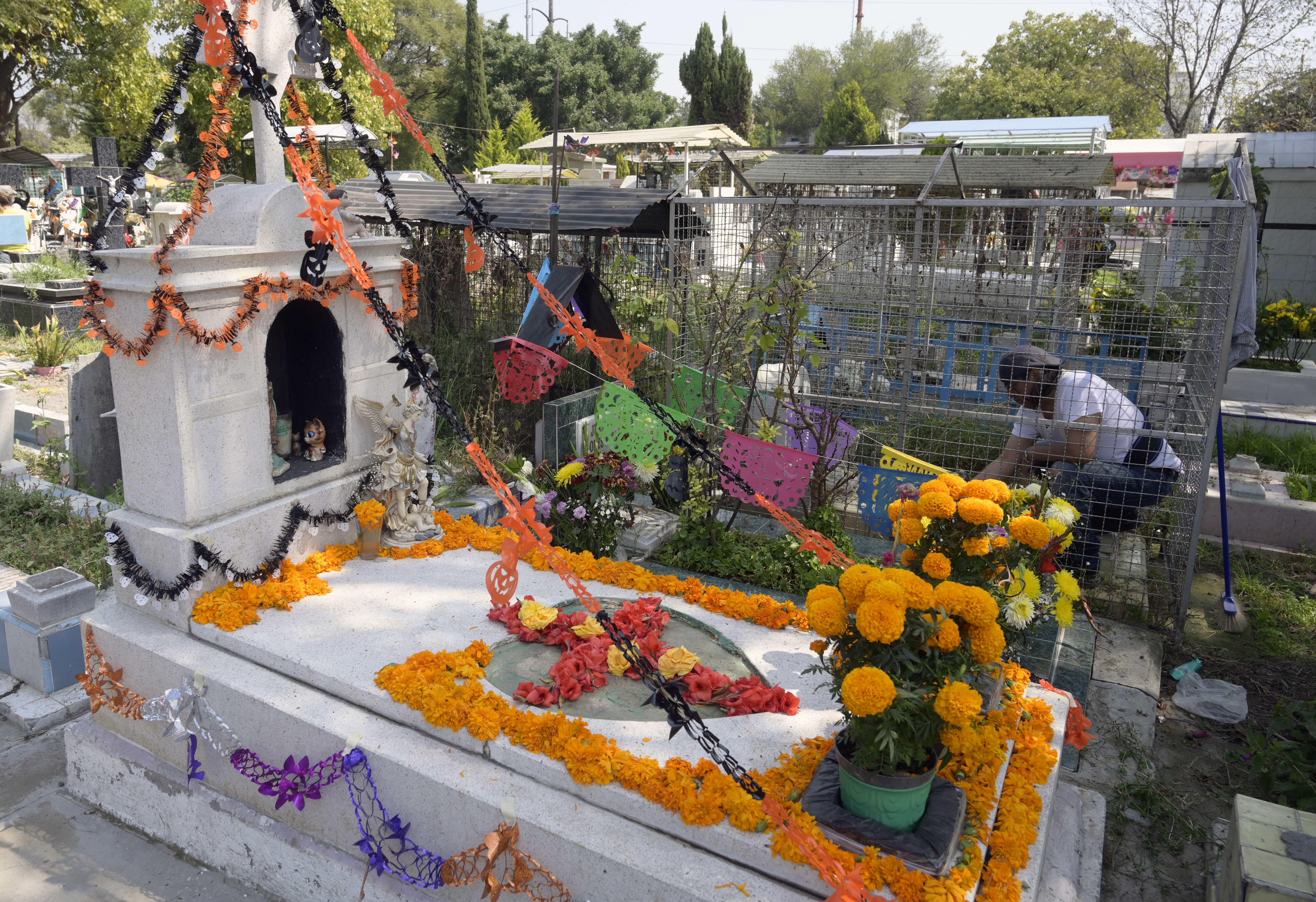 Consulta Adoración adolescente Día de Muertos: fe y colorido en los altares que llenan los panteones -  Infobae