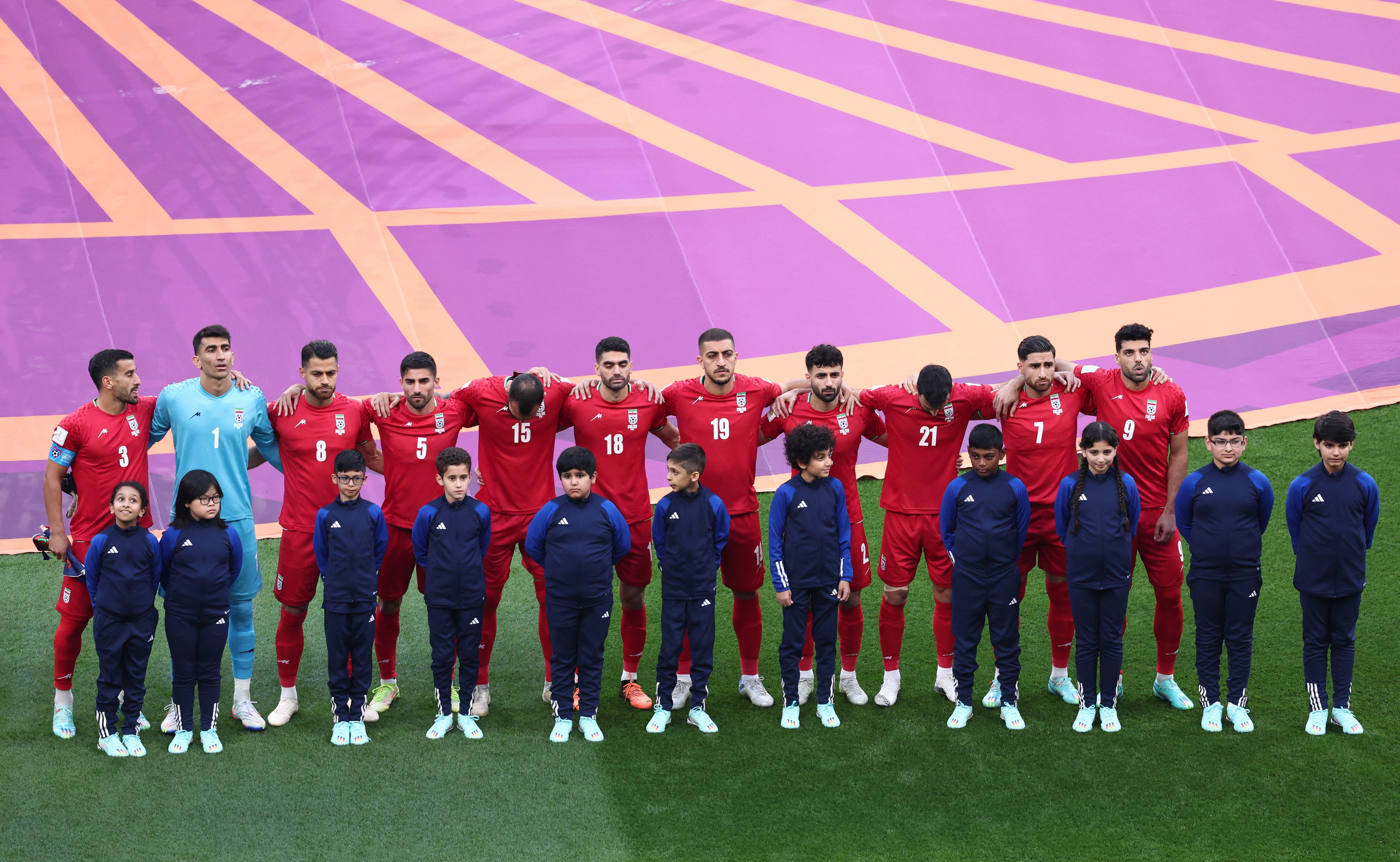 Durante el primer partido, el seleccionaro iraní omitió entonar el himno nacional (REUTERS)