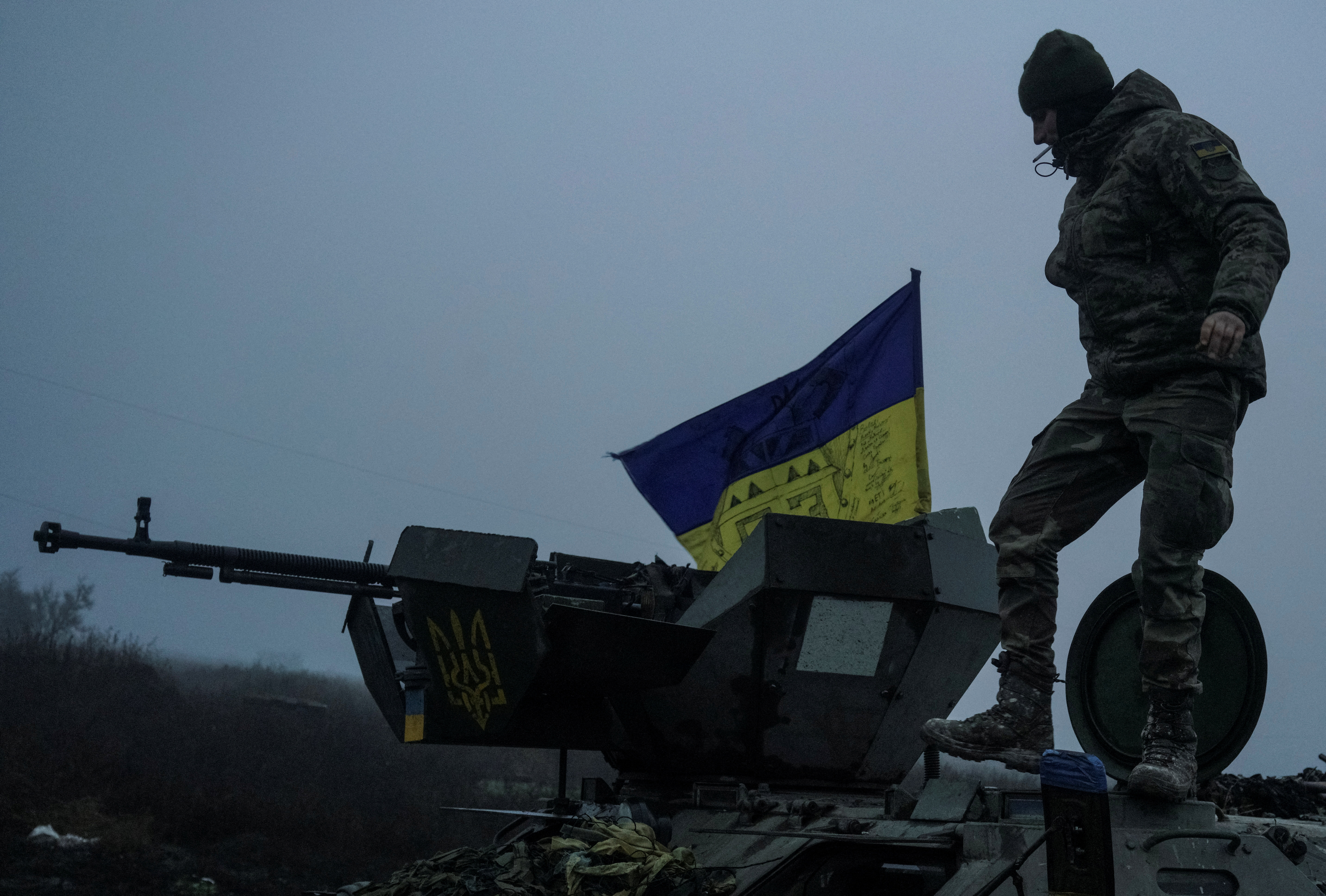 Un soldato ucraino siede su un mezzo corazzato su un'autostrada nella regione di Kherson, durante un attacco russo all'Ucraina.  (Reuters/Anna Voytenko)