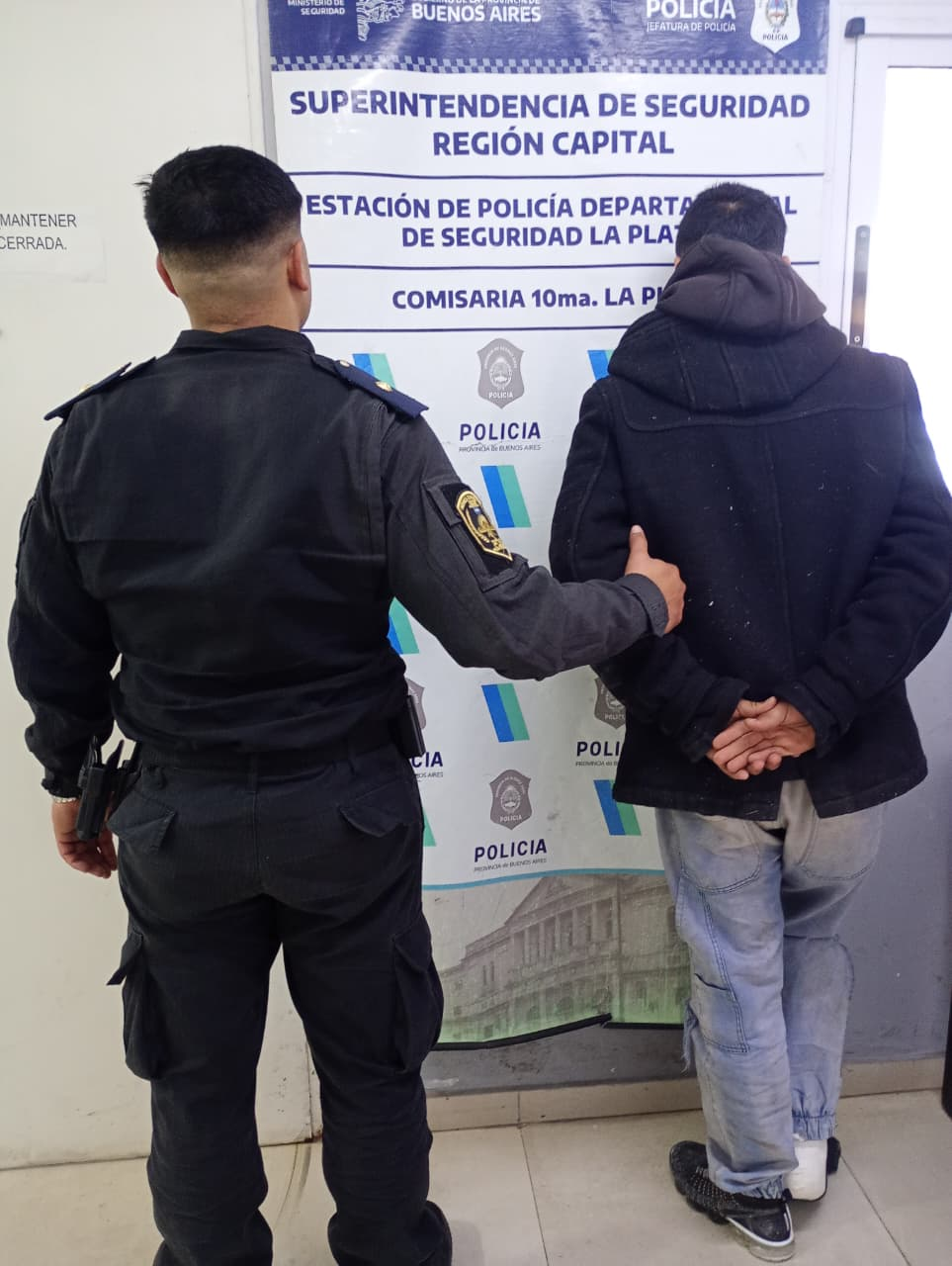Video: rob&oacute; una moto, se fractur&oacute; la pierna y termin&oacute; detenido tras pedirle ayuda a un camionero