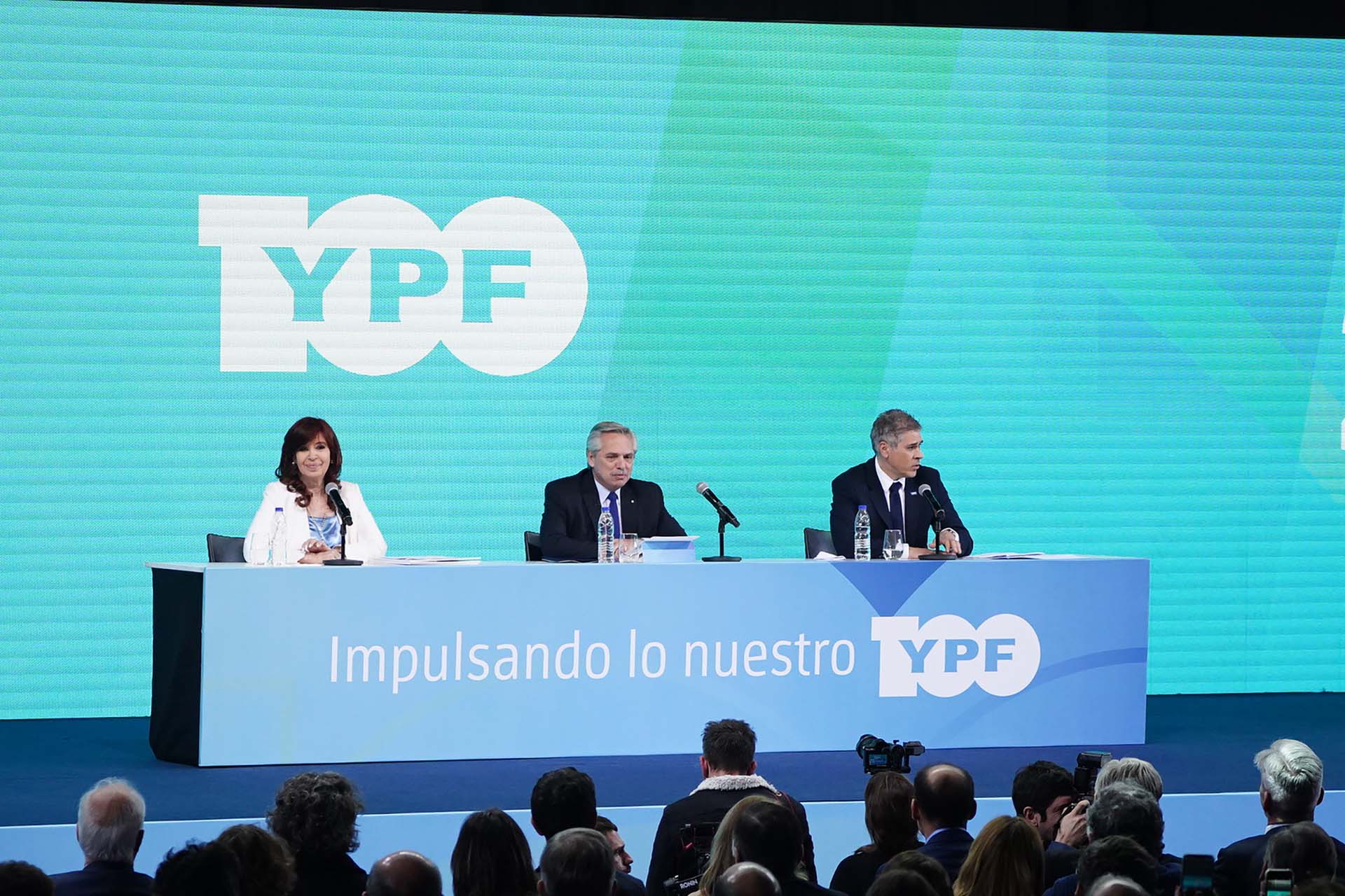El presidente Alberto Fernández, entre la vice Cristina y el titular de YPF, Pablo González, en el reciente centenario de la compañía
Franco Fafasuli