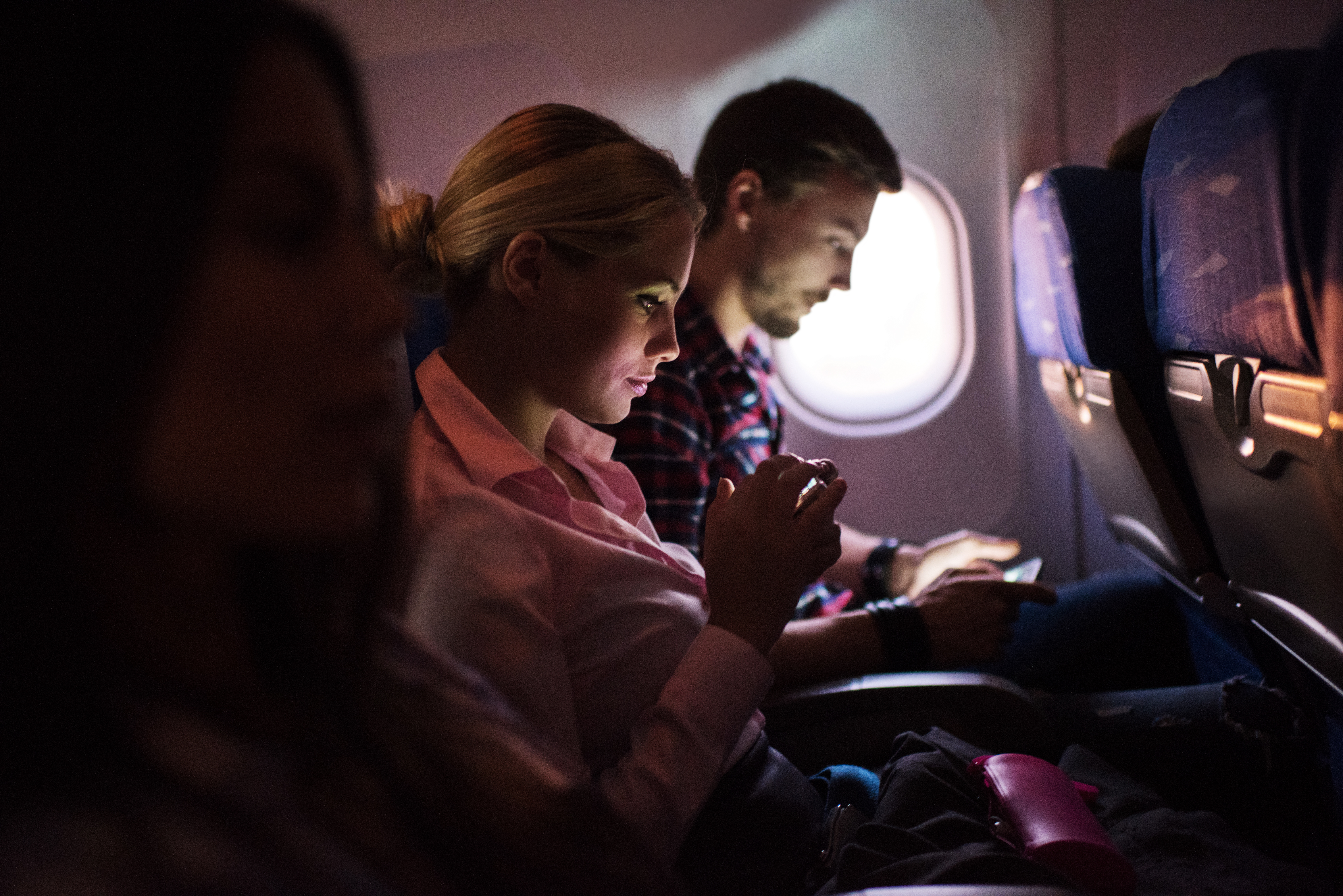 Hoy en día solo es posible acceder a internet en un avión si la aerolínea proporciona una conexión Wi-Fi