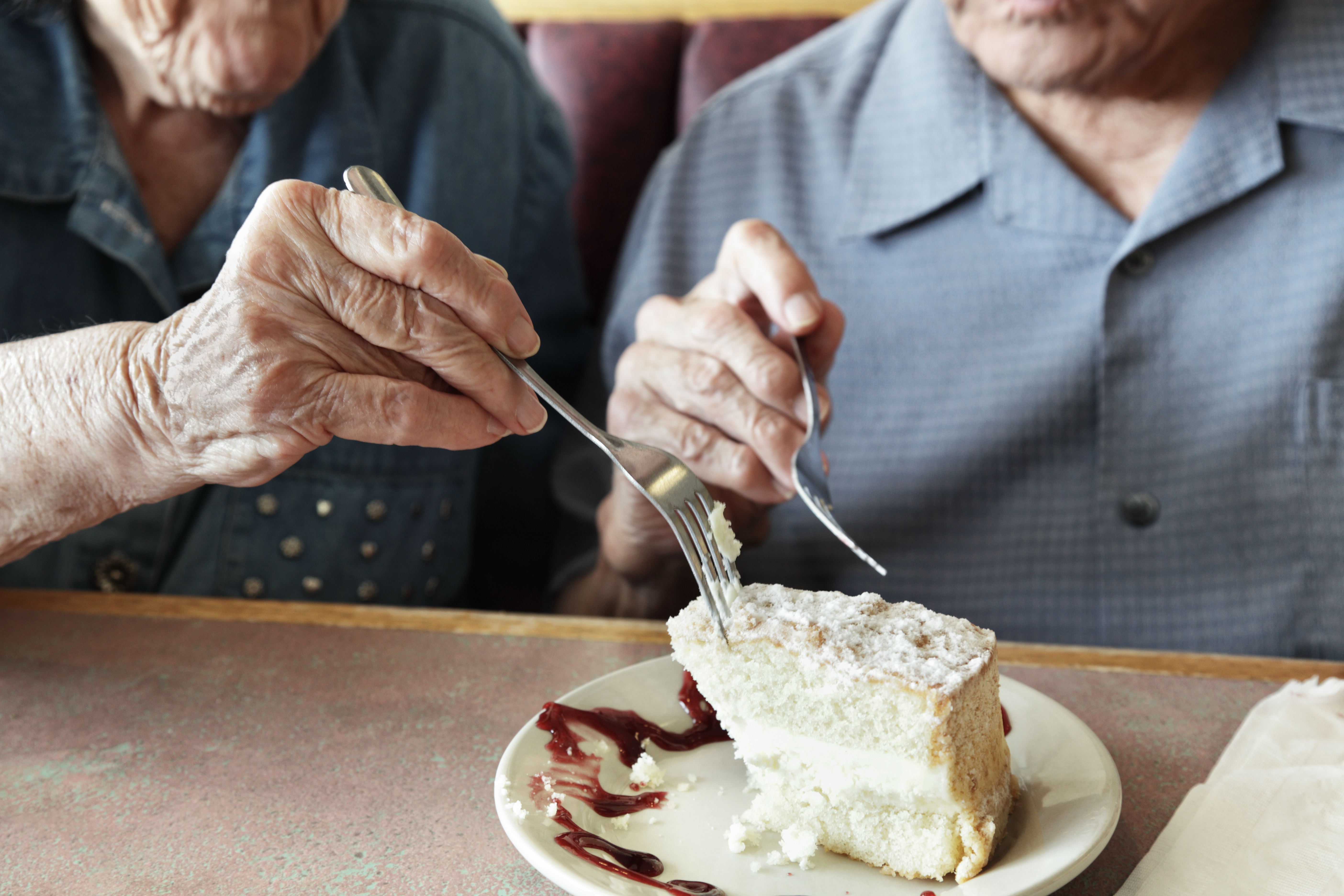 Con la tarjeta INAPAM los adultos mayores podrán acceder a muchos descuentos en restaurantes y tiendas de comida.
Foto Getty Images