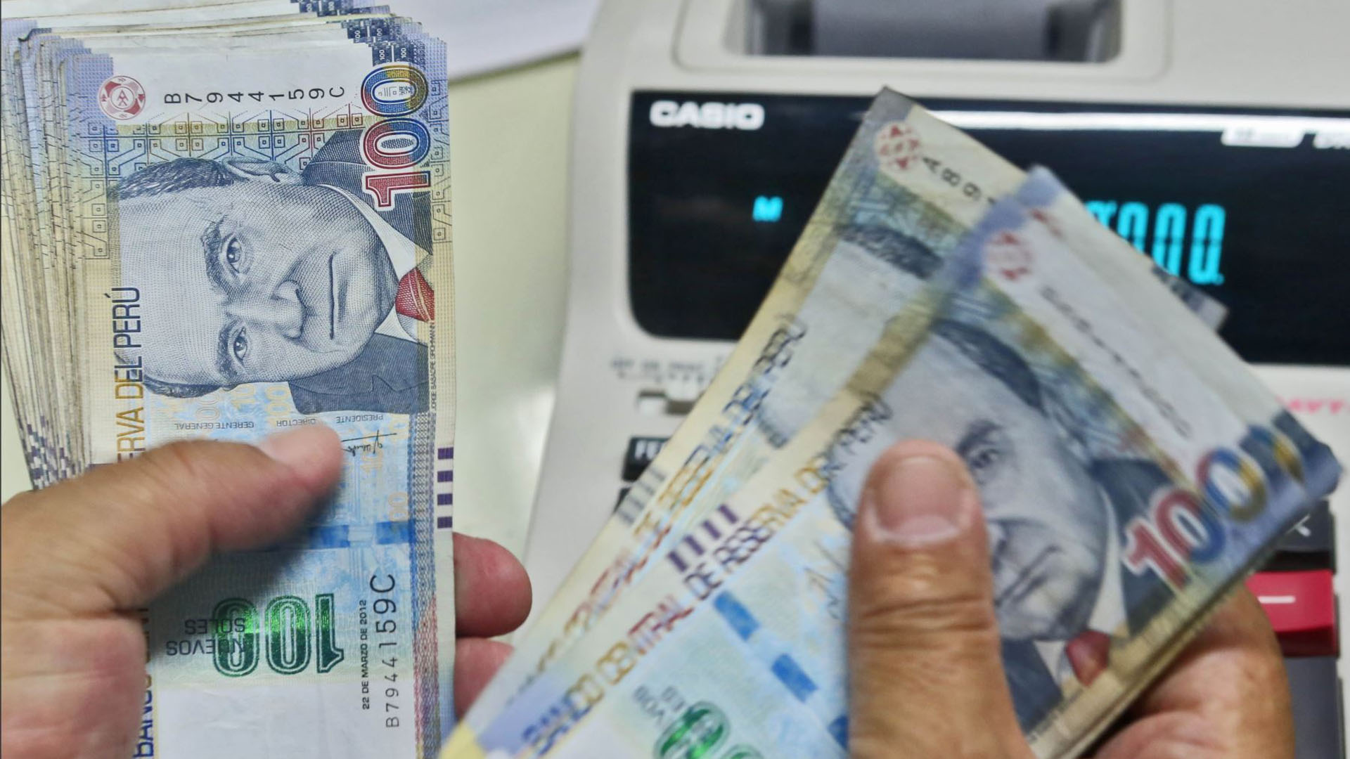 Gobierno preparará norma para el incremento anual del sueldo mínimo -  Infobae