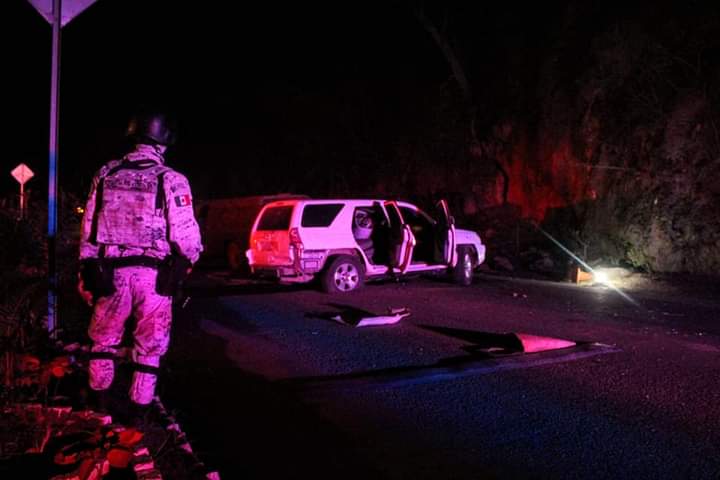 Elementos de la policía Estatal que acudían al llamado de emergencia fueron agredidos a balazos por civiles armados (Foto: Twitter/@soycomoeltejon)
