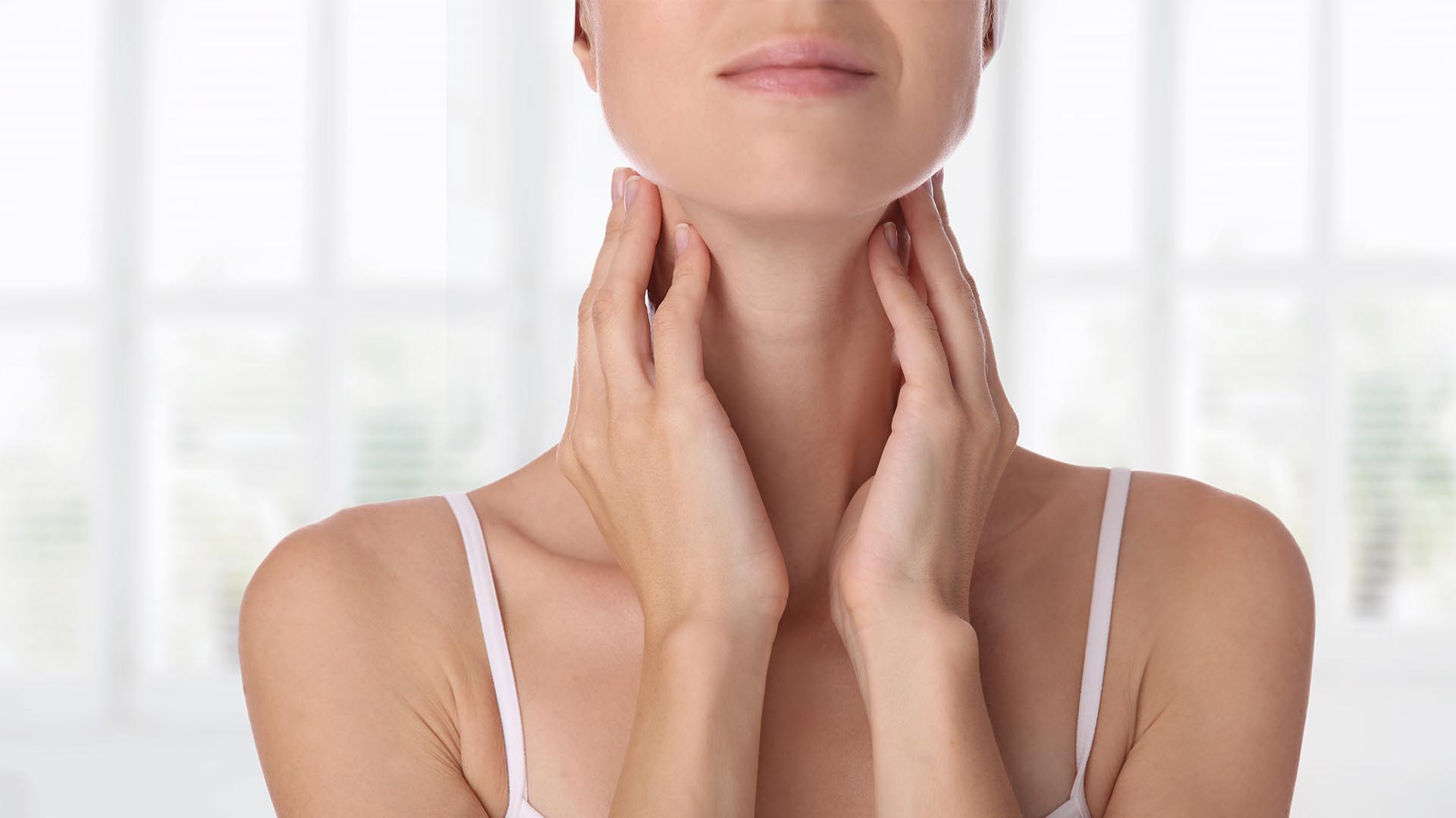 El dolor o tensión en el cuello es uno de los síntomas de agotamiento vocal (Shutterstock)