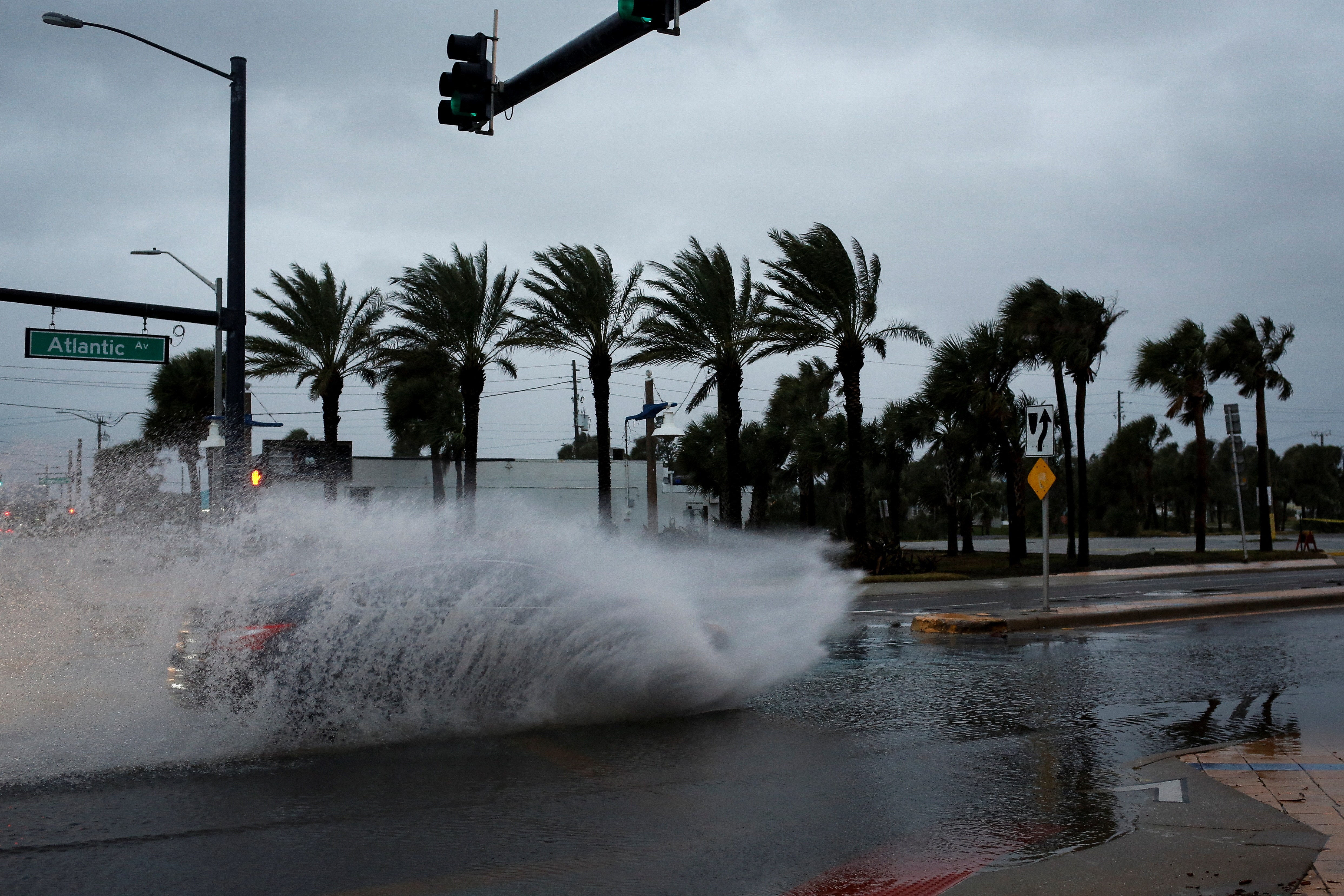 Los vientos que preceden la llegada del huracán Nicole anegaron ya las calles de Daytona Beach, en la Florida. (REUTERS/Marco Bello)