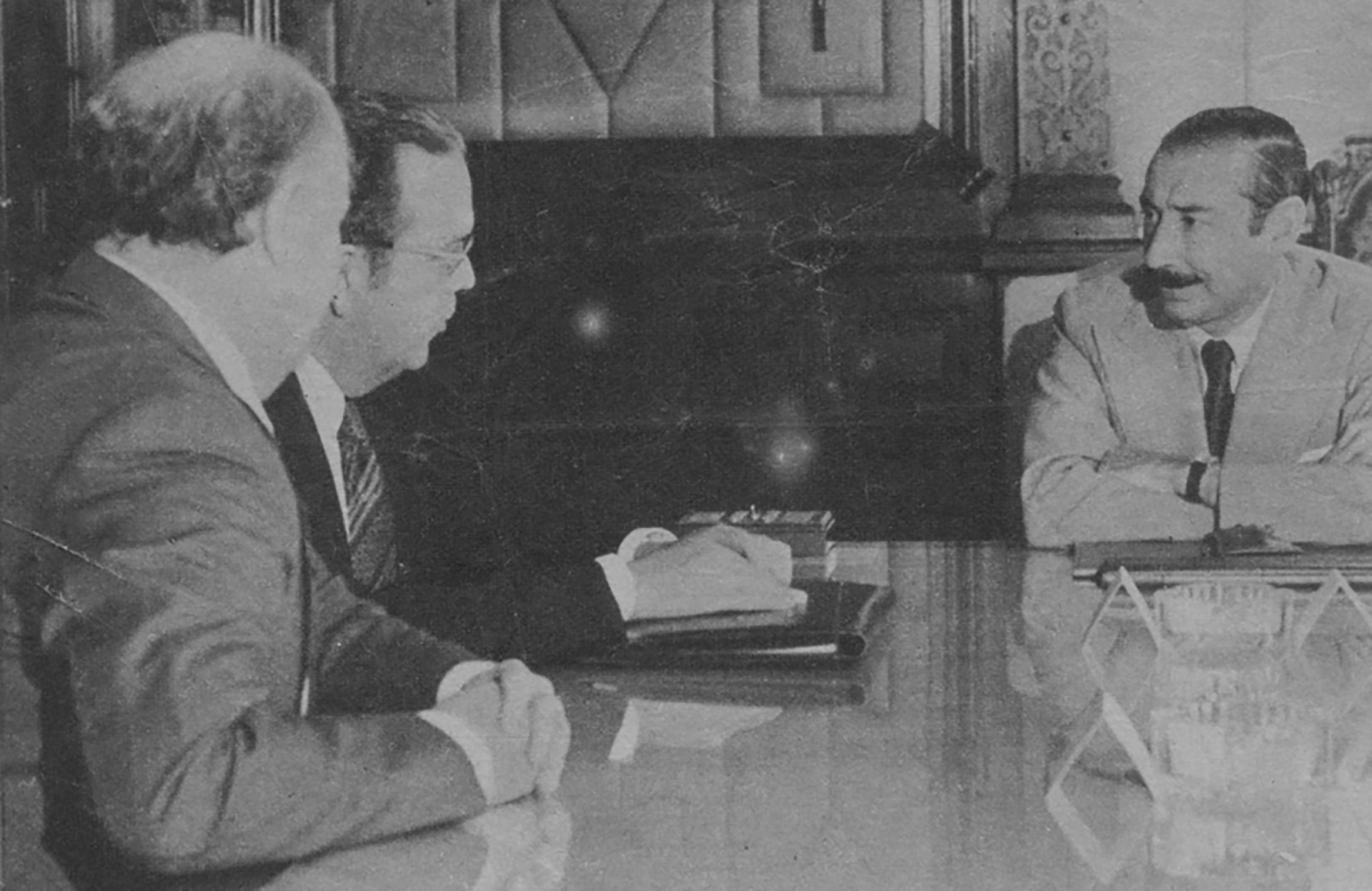 Aragonés Navarro con un alto funcionario cubano durante un encuentro con Videla