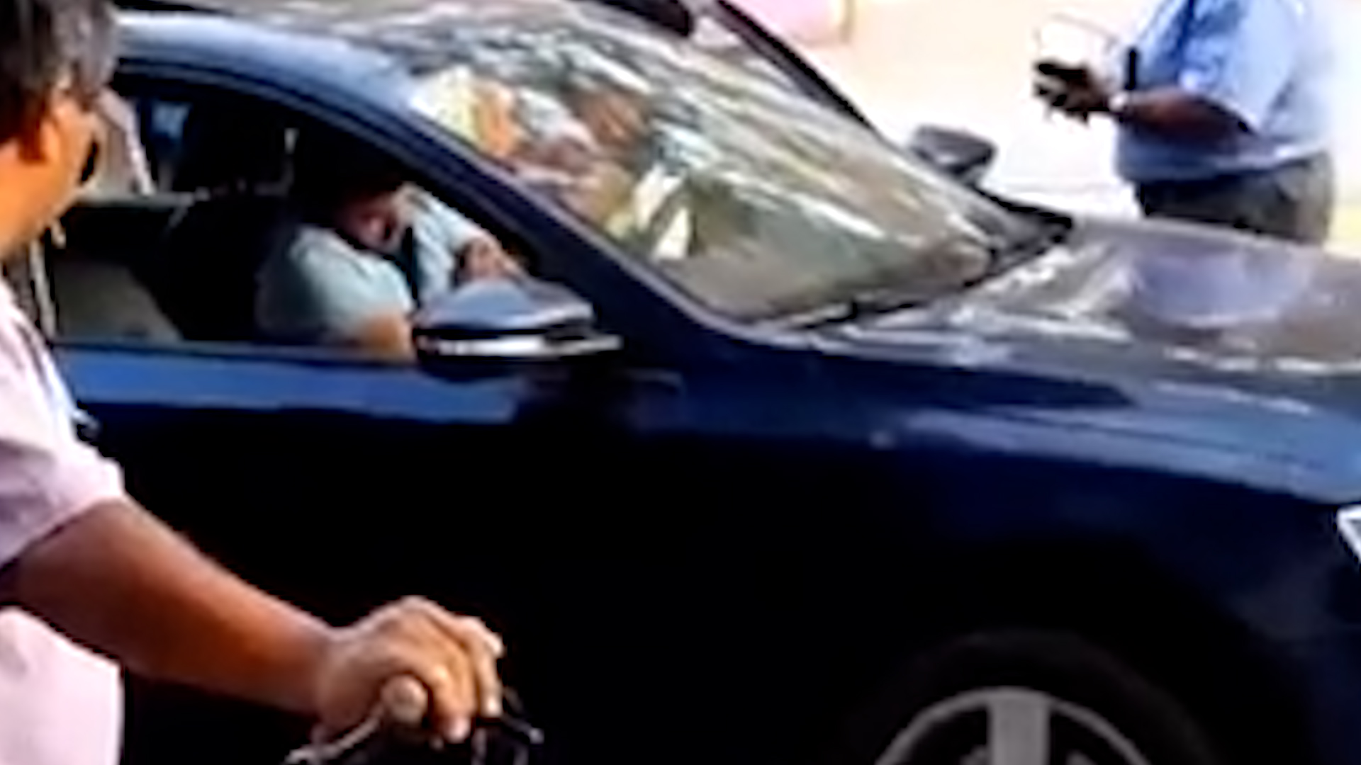 Video: un conductor borracho se quedó dormido y tuvo que ser despertado por agentes de tránsito